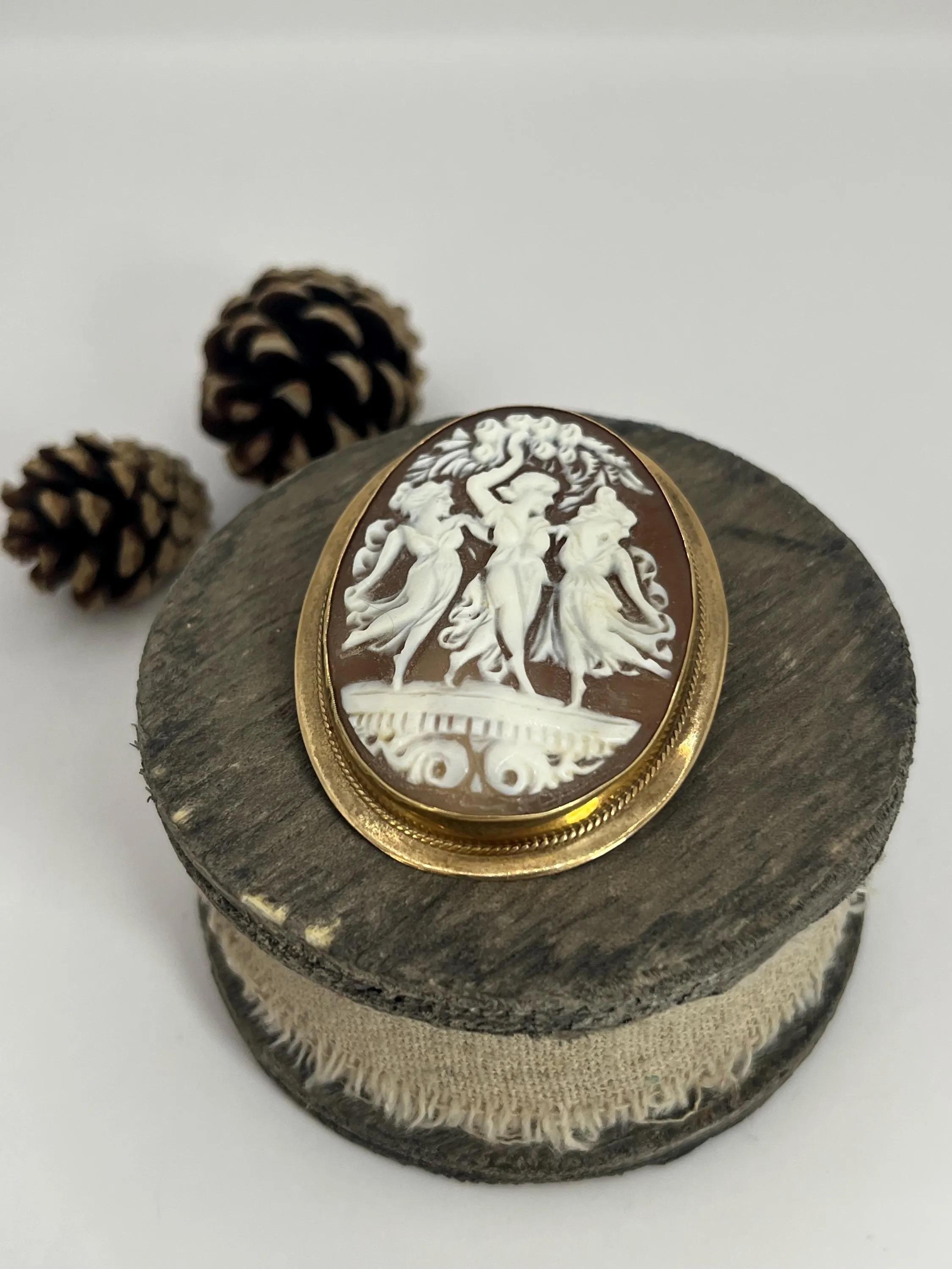Antique Large 9ct Gold, 1920s Three Graces Shell Cameo Portrait Brooch In Good Condition For Sale In Brighton, GB