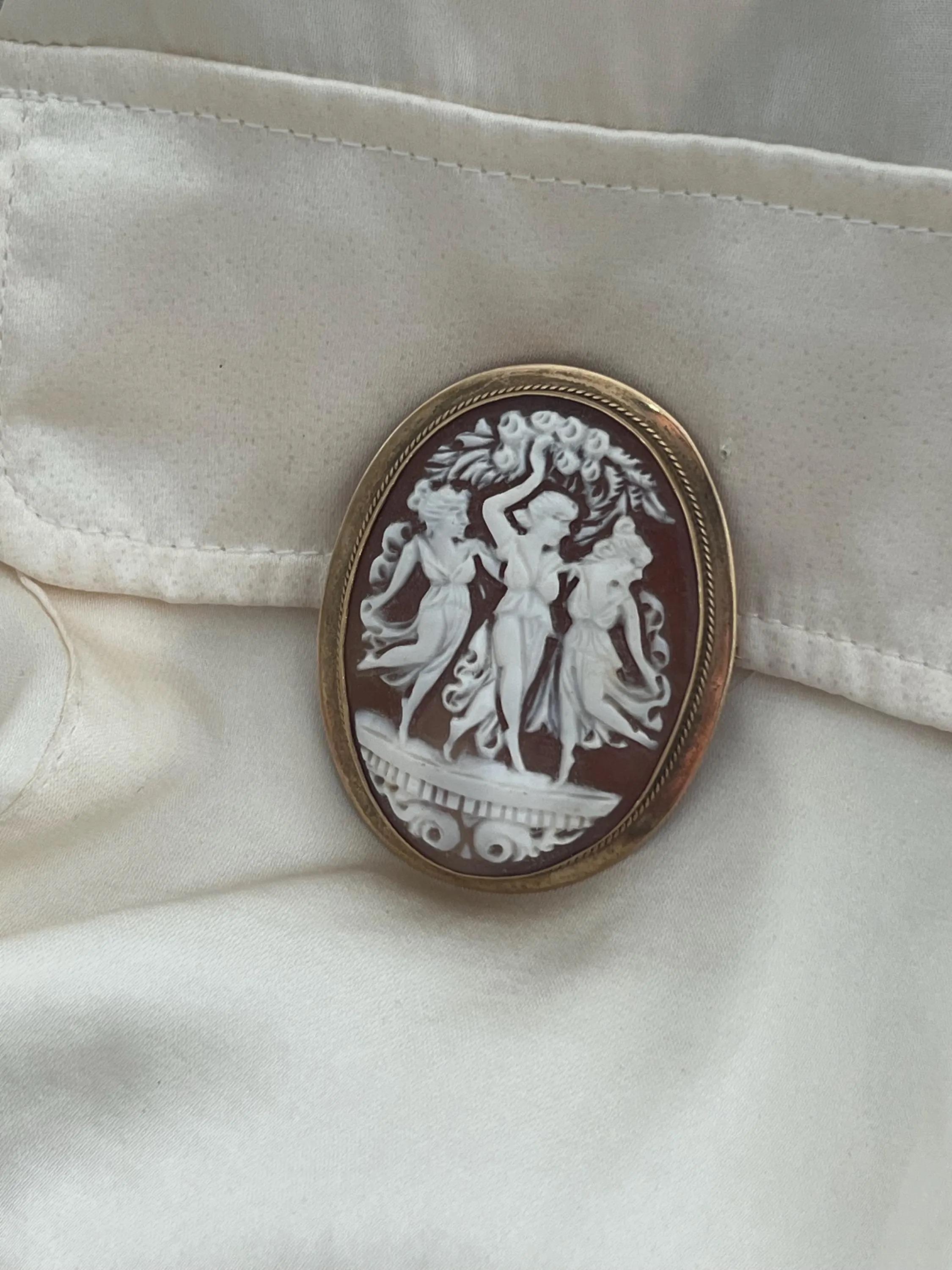 Antique Large 9ct Gold, 1920s Three Graces Shell Cameo Portrait Brooch For Sale 1