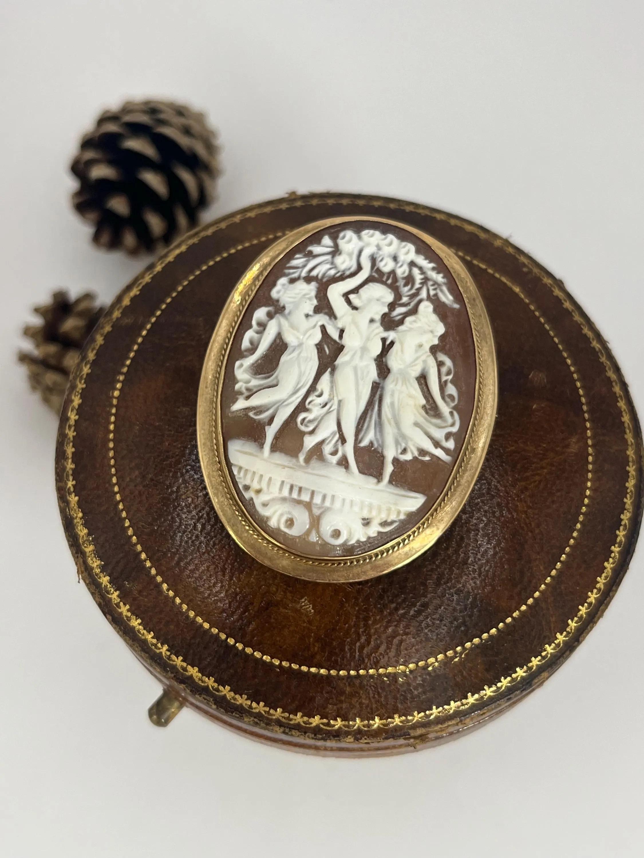 Antique Large 9ct Gold, 1920s Three Graces Shell Cameo Portrait Brooch For Sale 3