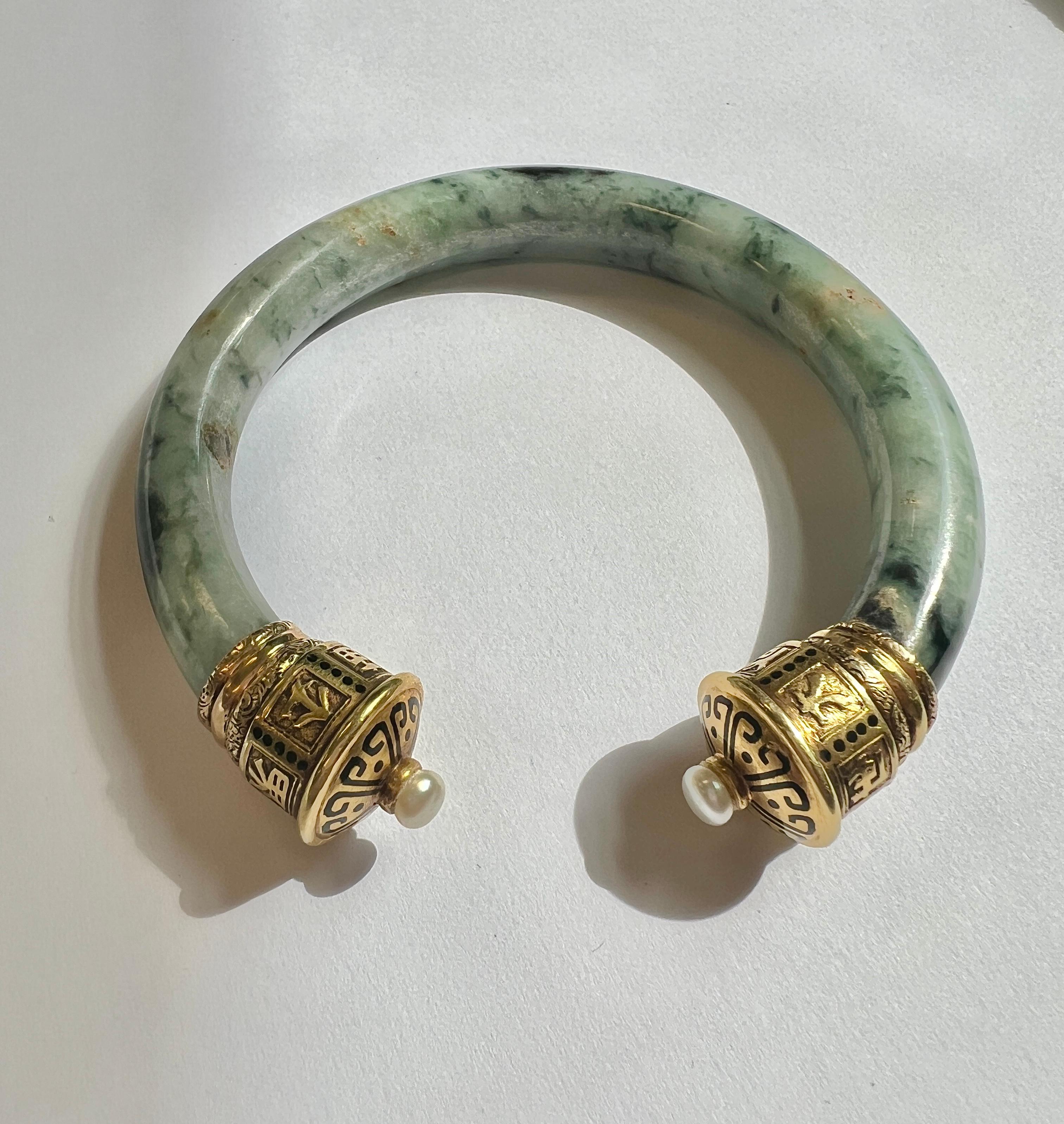 Antique Large AAA Jade & Pearl 18k Yellow Gold 3D Chinese Cuff Bangle Bracelet.

3D Chinese motif design. Features AAA Jade and Pearl.
Measures 84mm x 83.5mm x 15mm
Fits up to 7-7.5