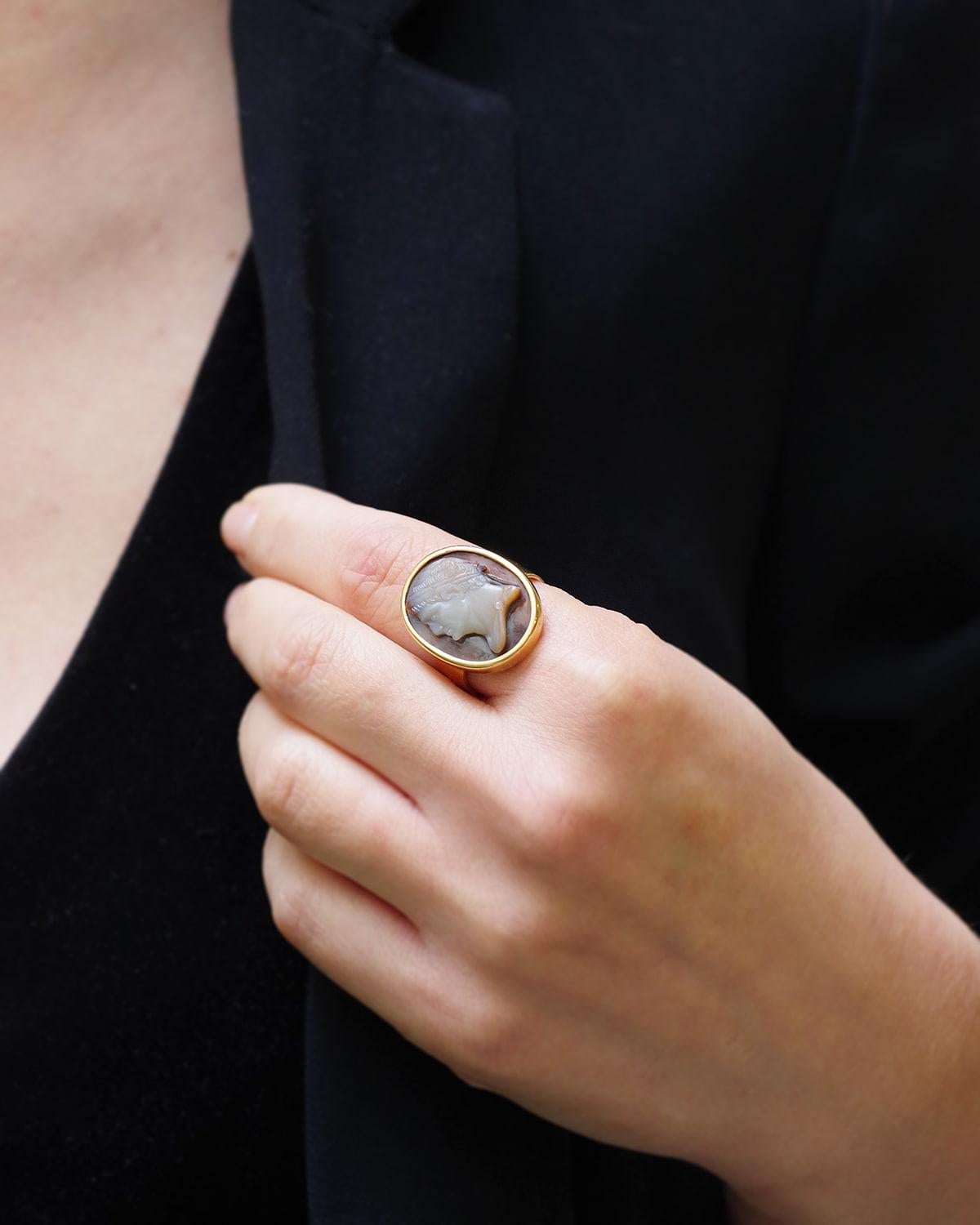 Bague ancienne en or 18k avec camée empereur en agate, Bague camée Signet Bon état - En vente à PARIS, FR