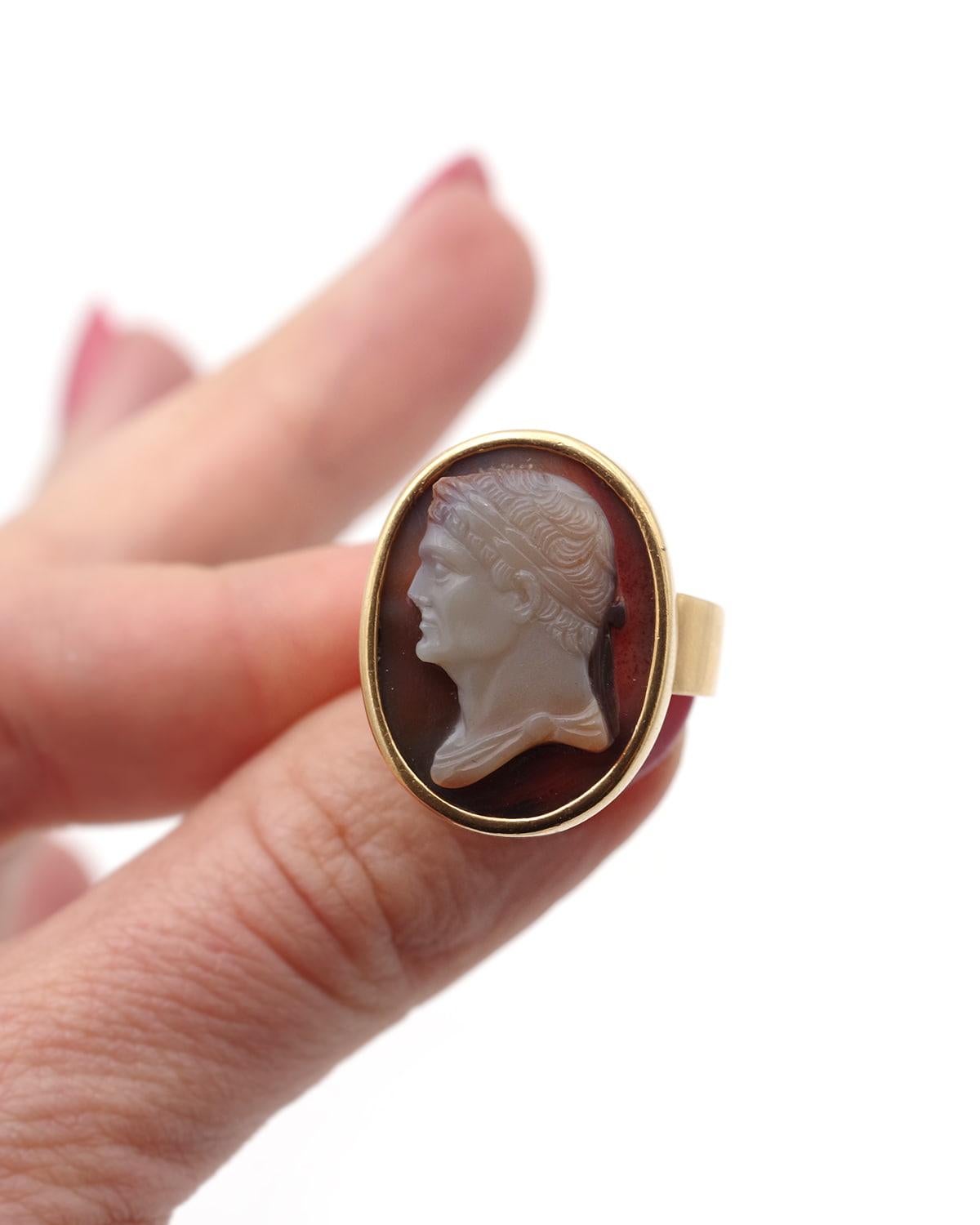 Bague ancienne en or 18k avec camée empereur en agate, Bague camée Signet en vente 2