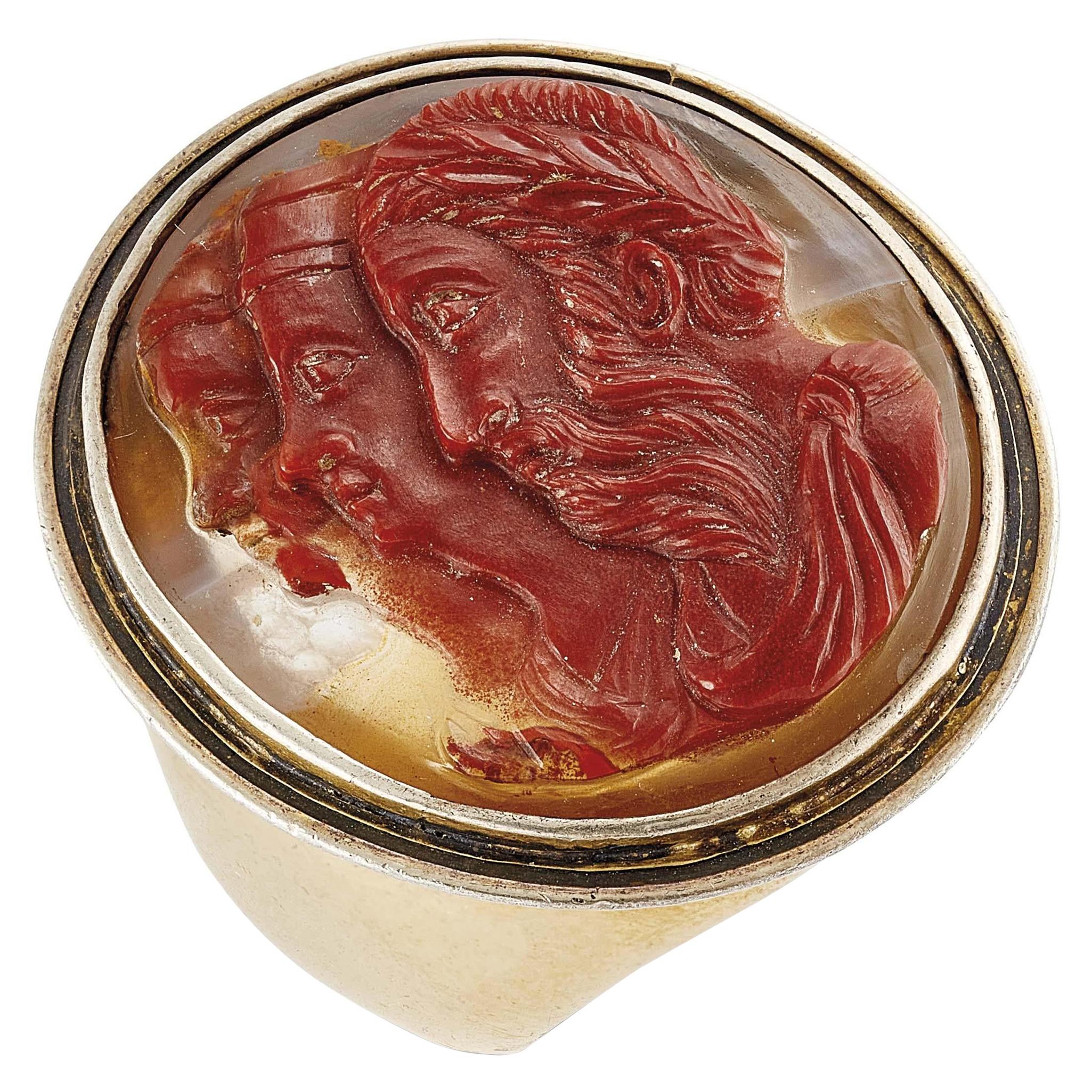 Georgien Grande bague camée ancienne à trois profils en agate en vente