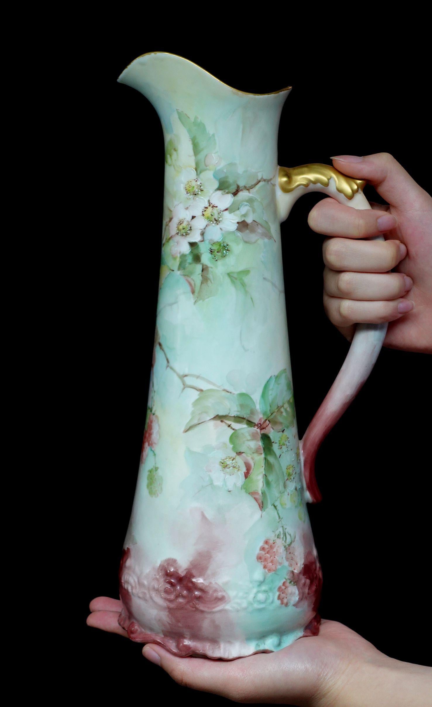 Eine wunderbare antike große antike A.K. Französisch floralen Porzellan dekoriert Krug bietet eine kurvenförmige Rand absolut 100% handgemalten Trauben in weißer Blume, braun-rot, lila, und reichlich grüne Blätter, zarte Anordnung der