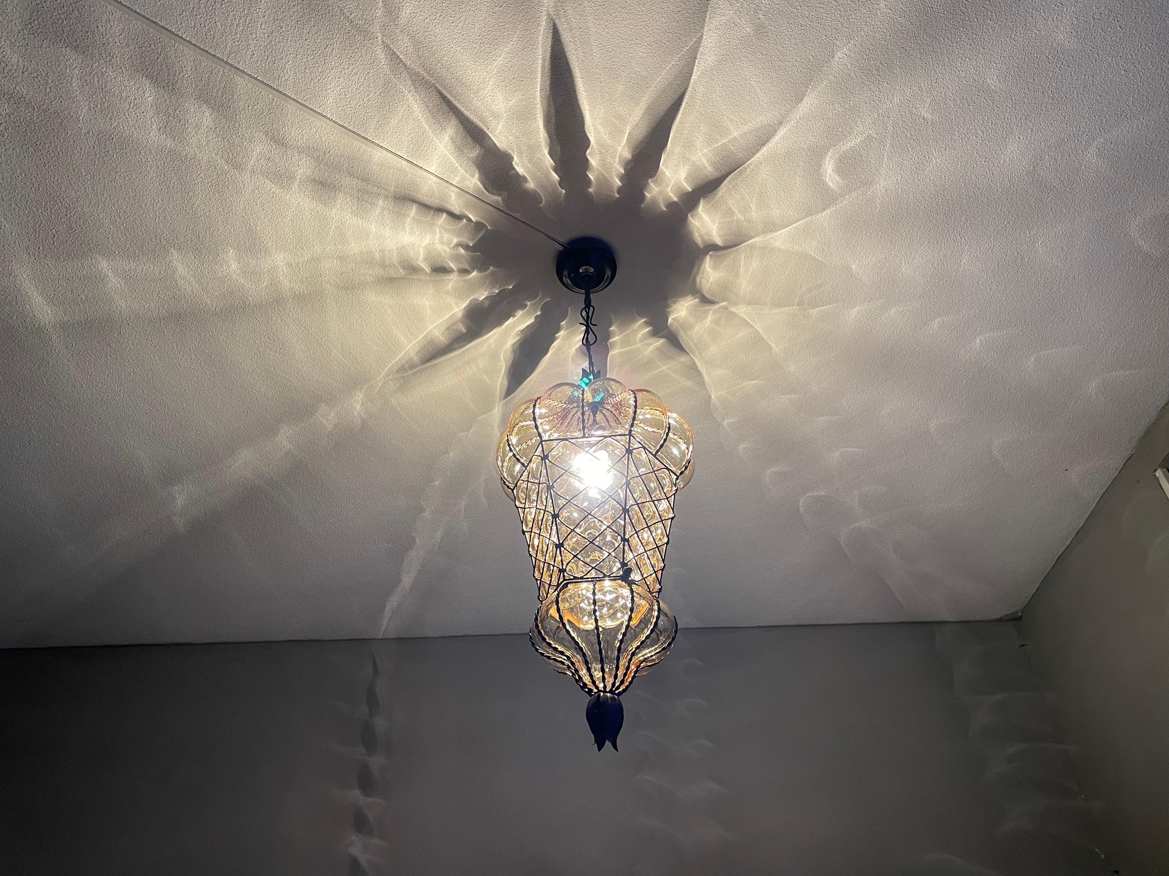 Grande et rare lampe à suspension vénitienne d'antiquités en verre soufflé à la bouche dans un cadre métallique 11