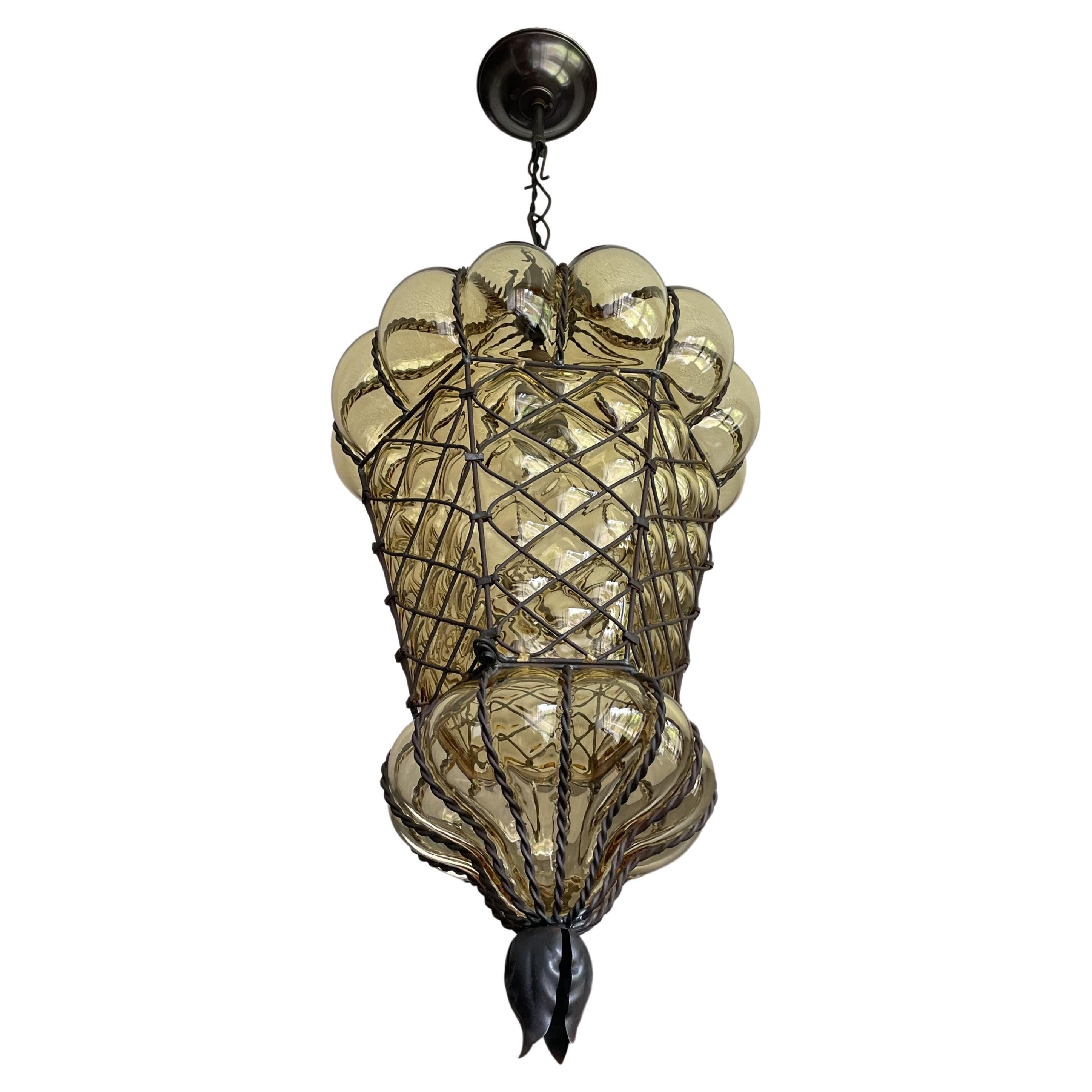 Grande et rare lampe à suspension vénitienne d'antiquités en verre soufflé à la bouche dans un cadre métallique