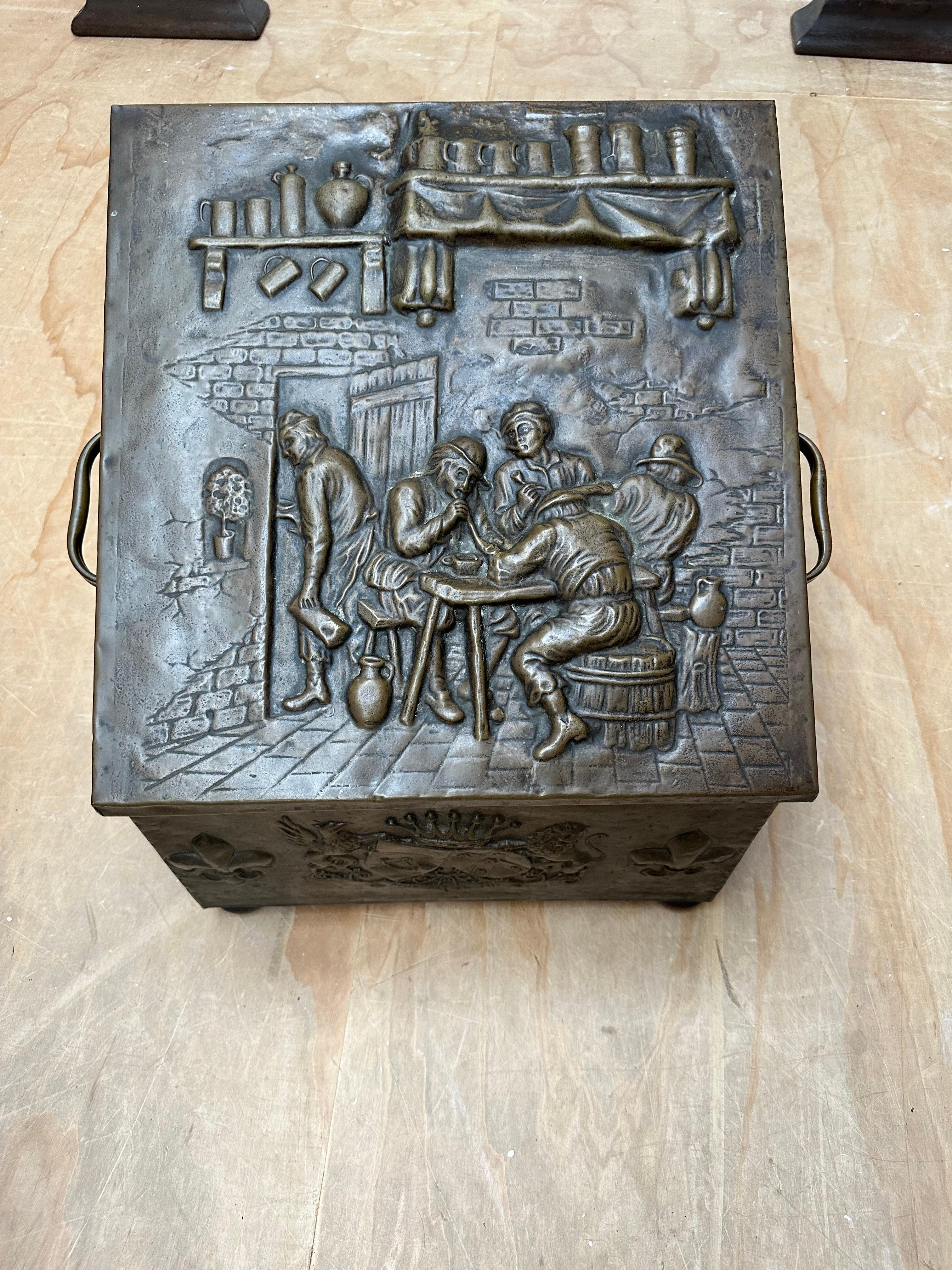 Antiker, großer und atemberaubender dekorativer Kaminkübel aus geprägtem Messing auf Holz mit Messingprägung (Belgisch) im Angebot