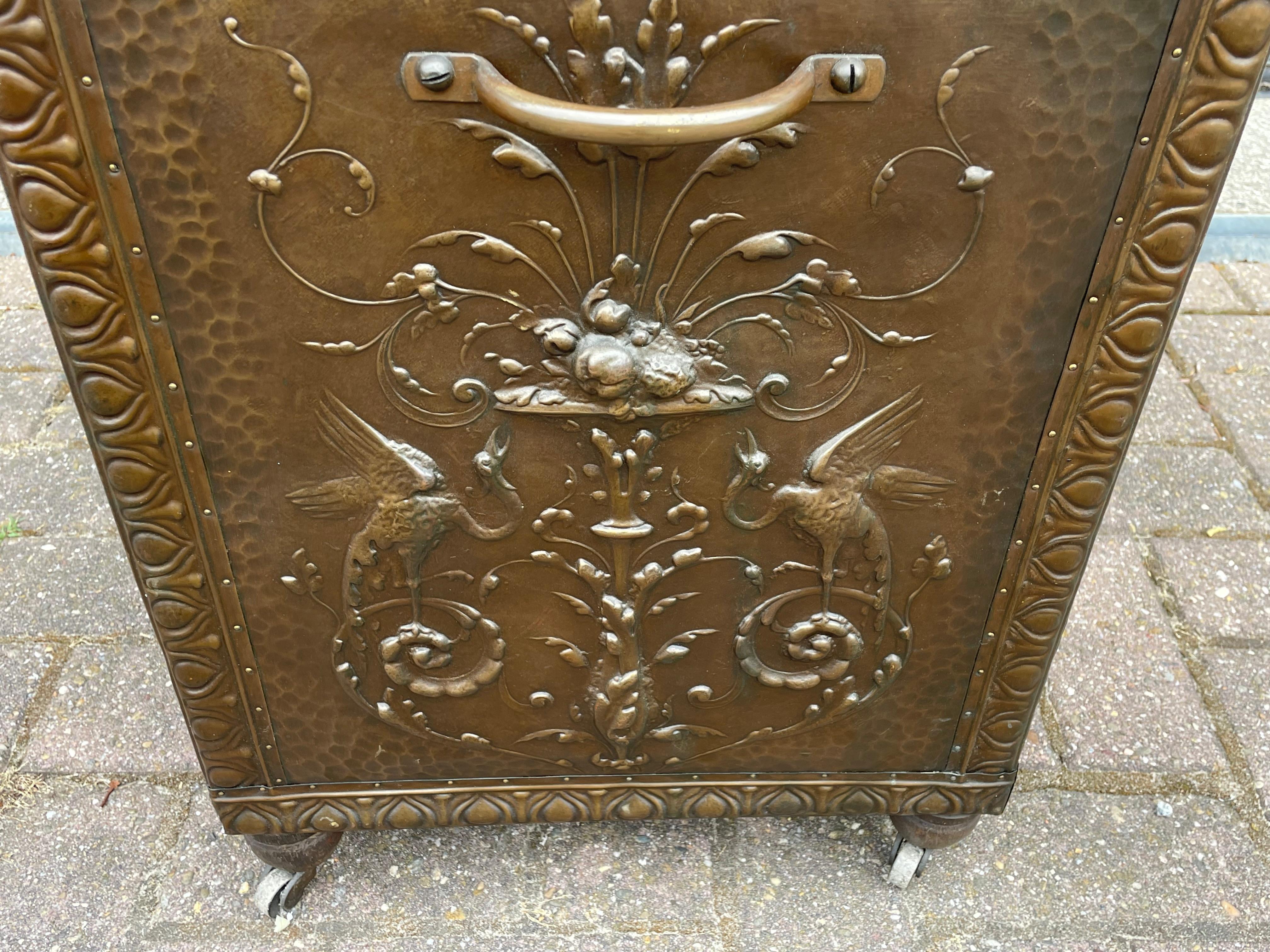 Antique, Large and Stunning Embossed Brass on Wood, Firewood Bucket By A. Arens In Excellent Condition In Lisse, NL