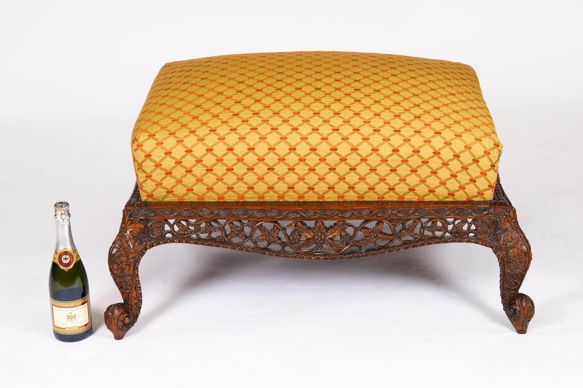 Antiguo Gran Taburete Angloindio Otomano Mesa de centro Siglo XIX en venta 10