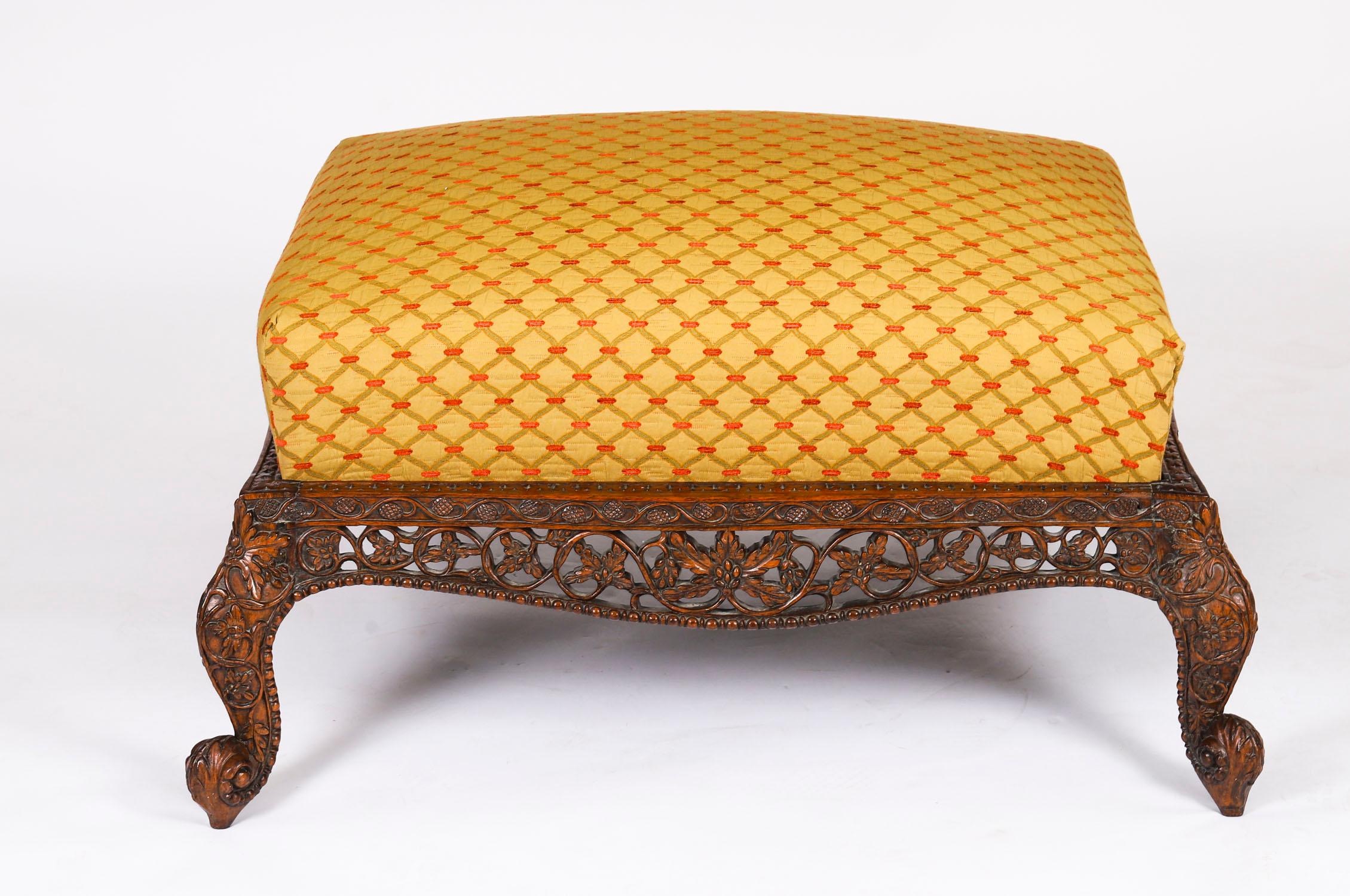 Antiguo Gran Taburete Angloindio Otomano Mesa de centro Siglo XIX en venta 1