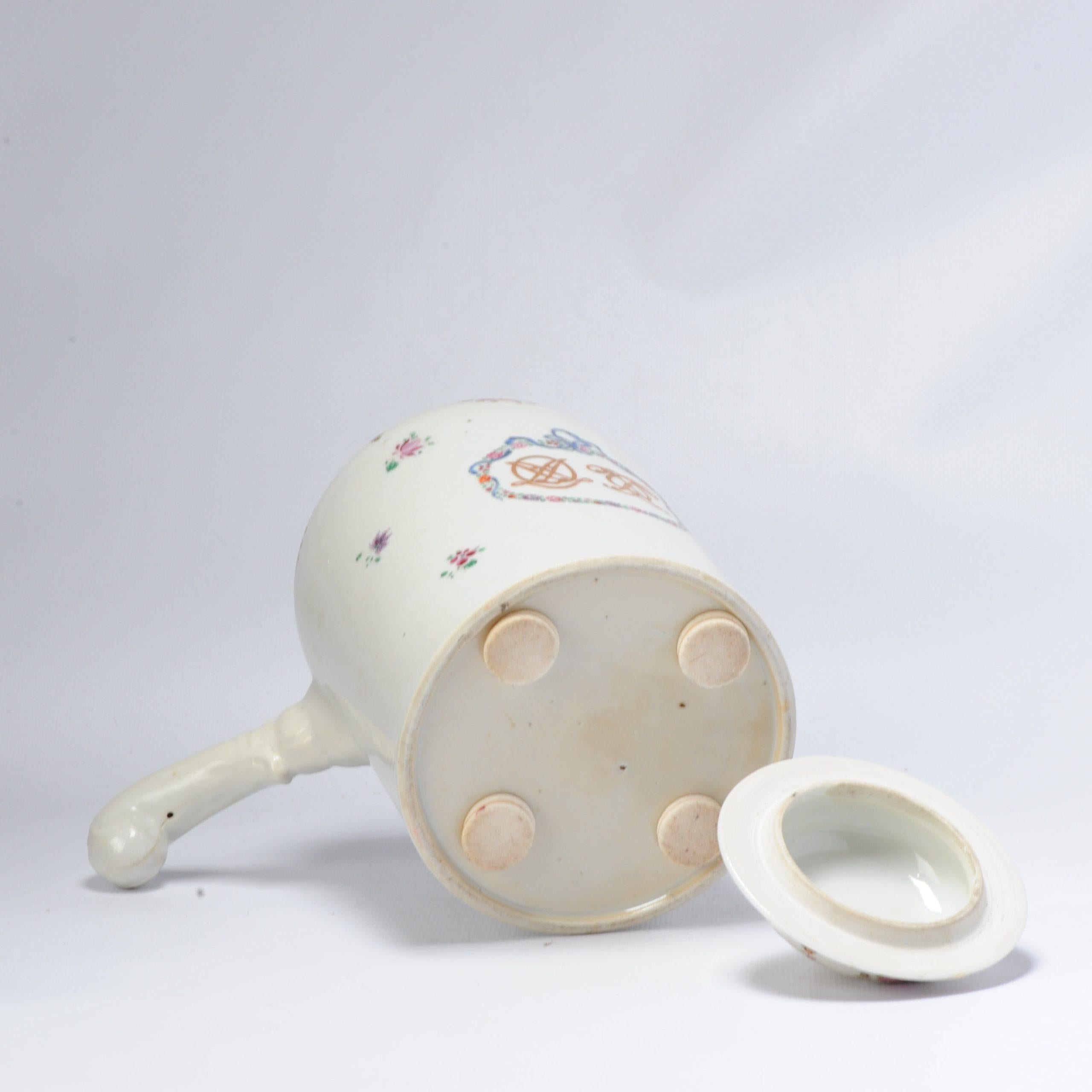 Rare chocolatière en bon état, décorée d'un armorial et peinte avec soin.

Qianlong/Jiaqing

Informations complémentaires :
MATERIAL : Porcelaine et poterie
Région d'origine : Chine
Période : XVIIIe siècle Qing (1661 - 1912) 
Condit : 1 ligne sur la