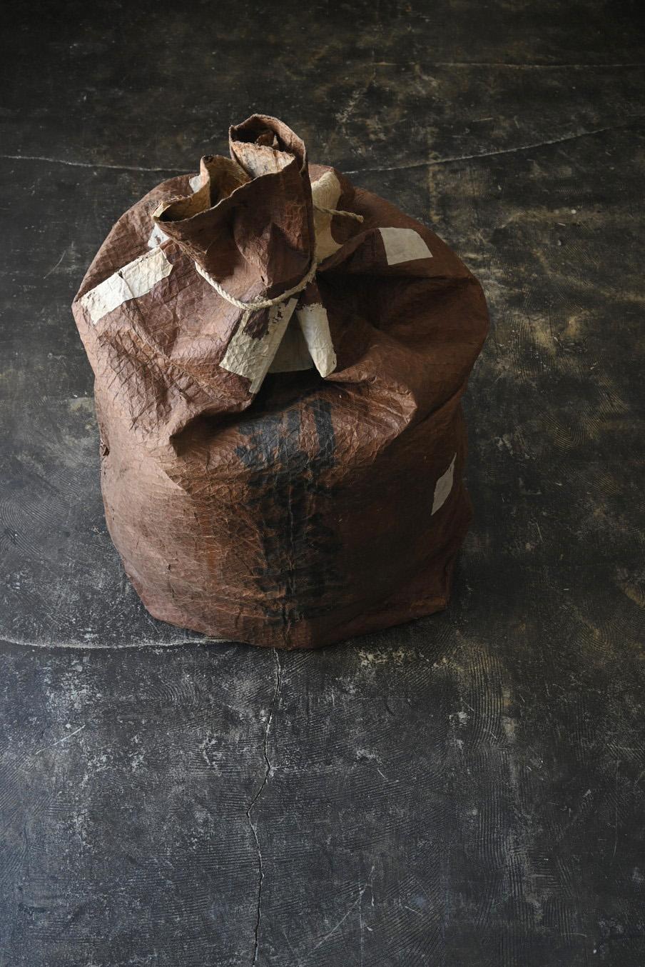 Grand sac ancien en papier et corde japonais / 1868-1920 / Objects for Objects Wabi-Sabi en vente 4