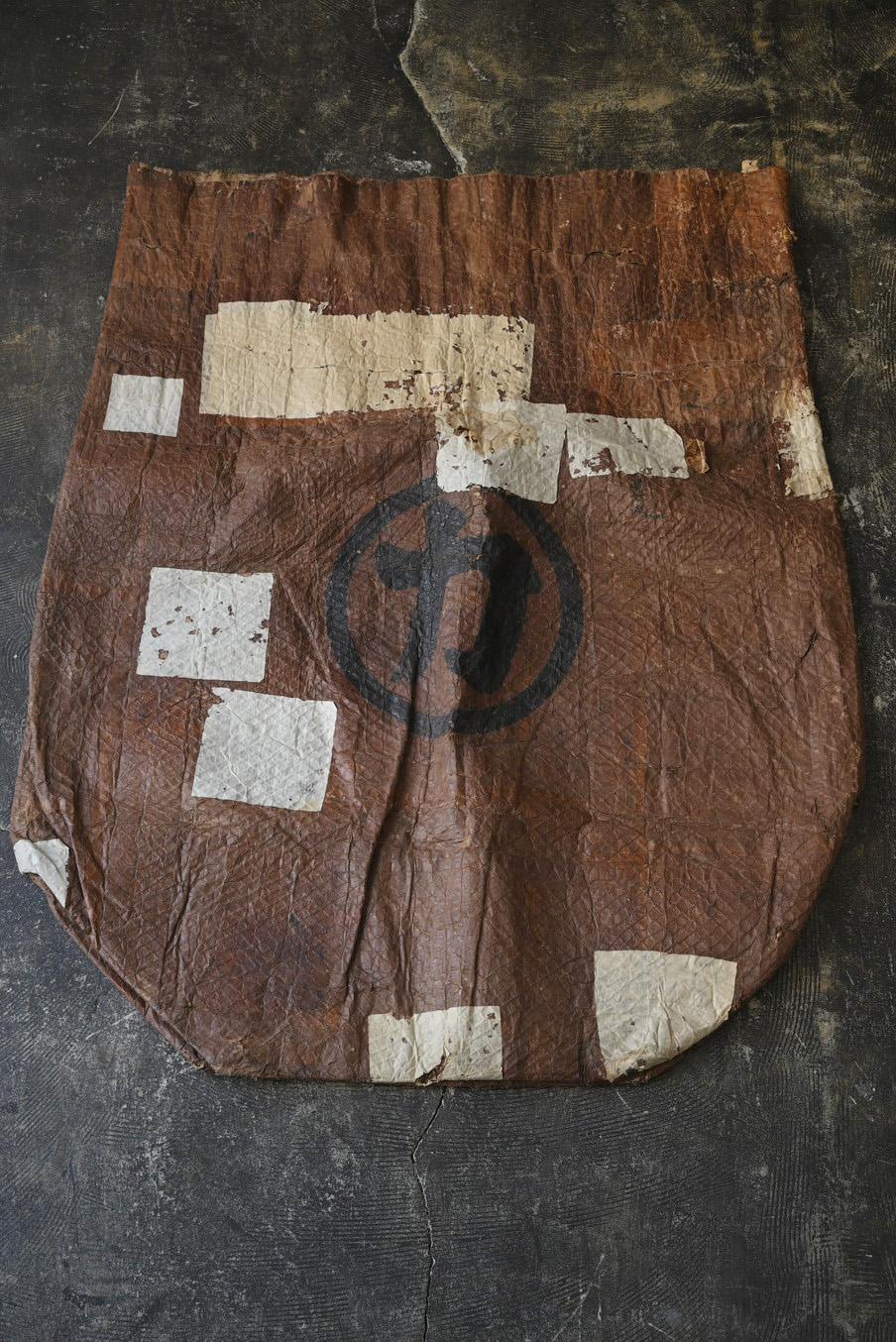 Grand sac ancien en papier et corde japonais / 1868-1920 / Objects for Objects Wabi-Sabi en vente 6