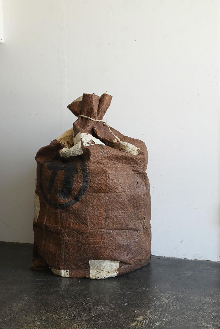 Il s'agit d'un sac en papier de grande valeur fabriqué à partir d'outils agricoles datant des périodes Meiji à Taisho (c. 1868-1920). Utilisé à l'origine dans les filatures de soie pour stocker les cocons de vers à soie séchés pendant de longues