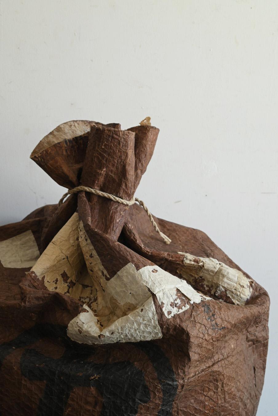Meiji Grand sac ancien en papier et corde japonais / 1868-1920 / Objects for Objects Wabi-Sabi en vente