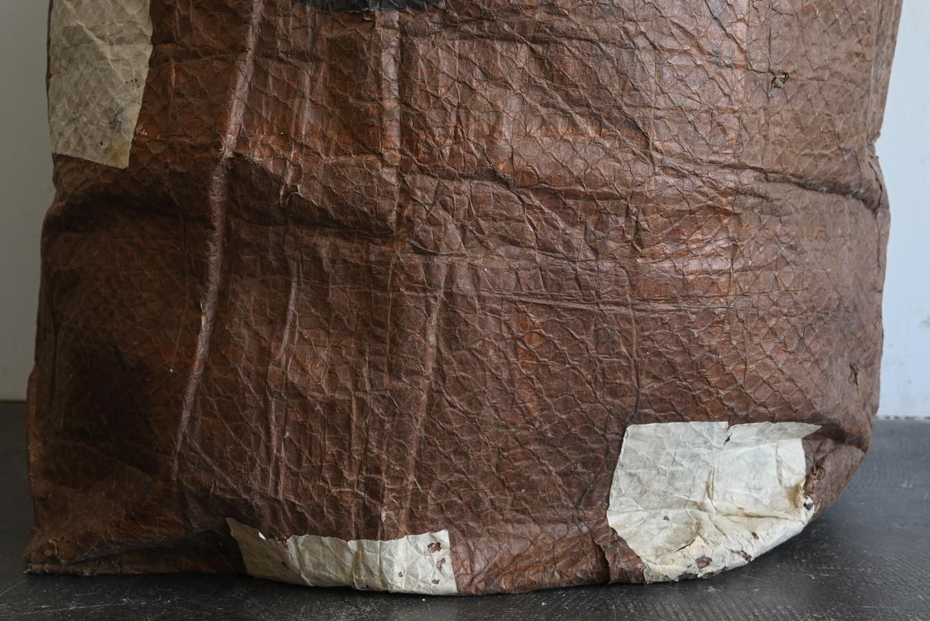 Anodisé Grand sac ancien en papier et corde japonais / 1868-1920 / Objects for Objects Wabi-Sabi en vente