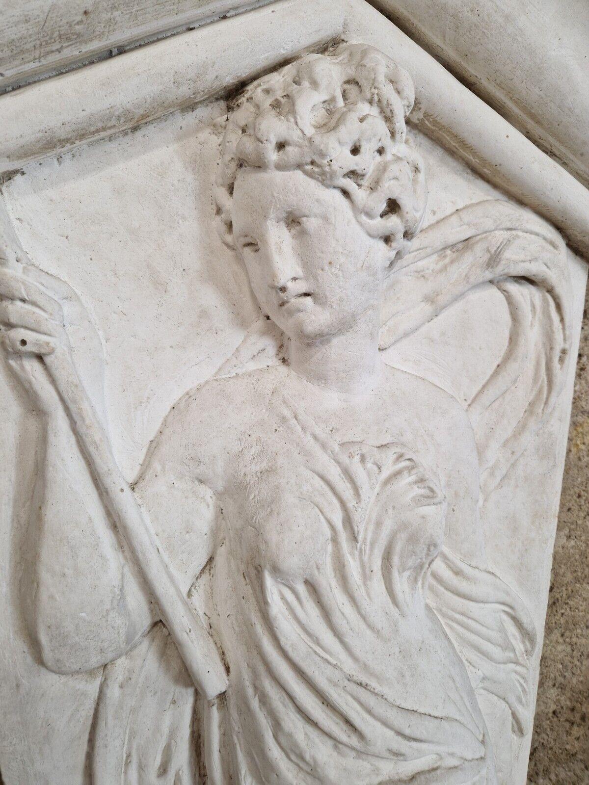 
Esta antigua placa francesa en bajorrelieve presenta una impresionante escultura de escayola de una figura femenina, de principios del siglo XX. Los intrincados detalles y la exquisita artesanía la convierten en una pieza realmente única para