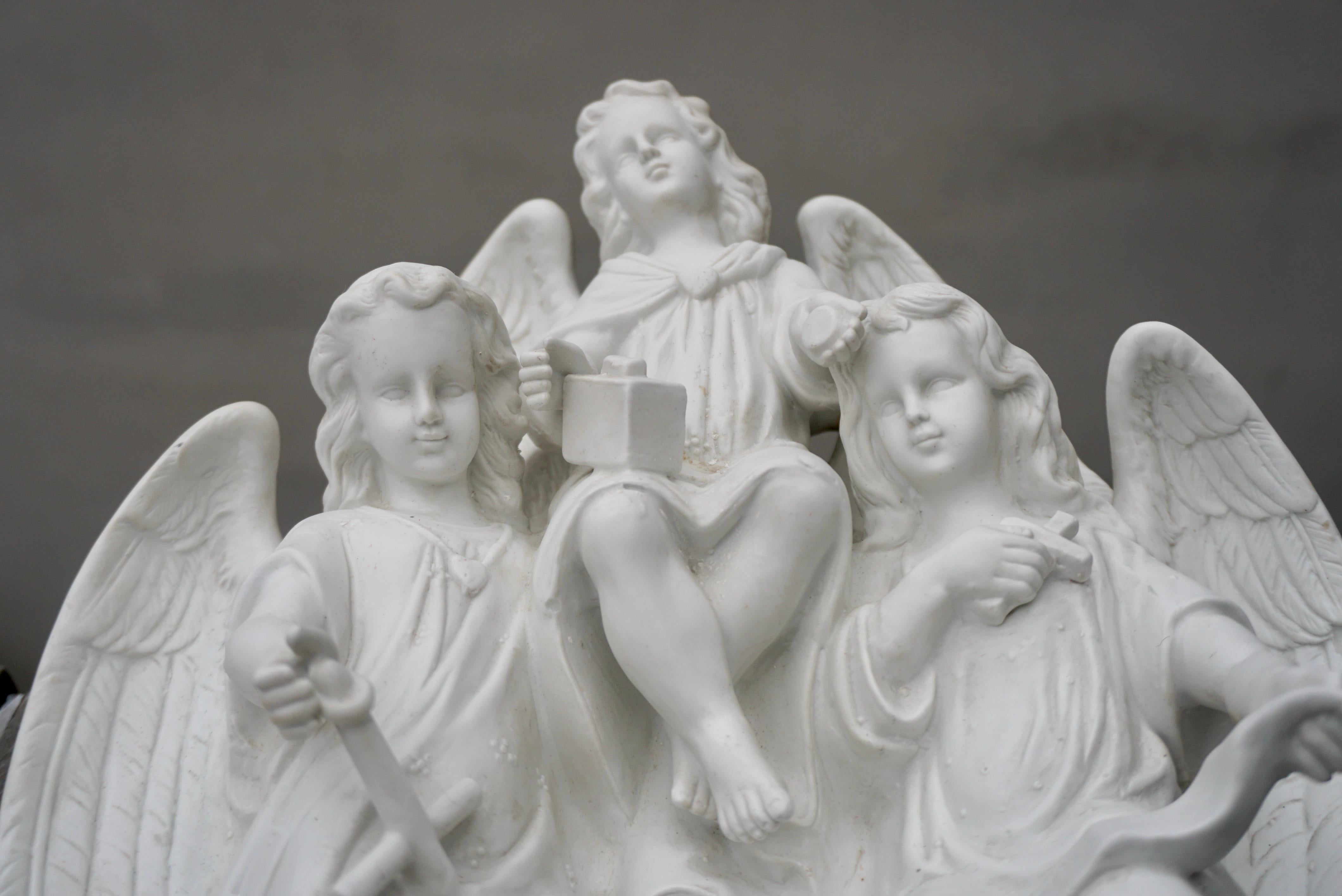 Grand bénitier antique en porcelaine biscuit avec anges en vente 4