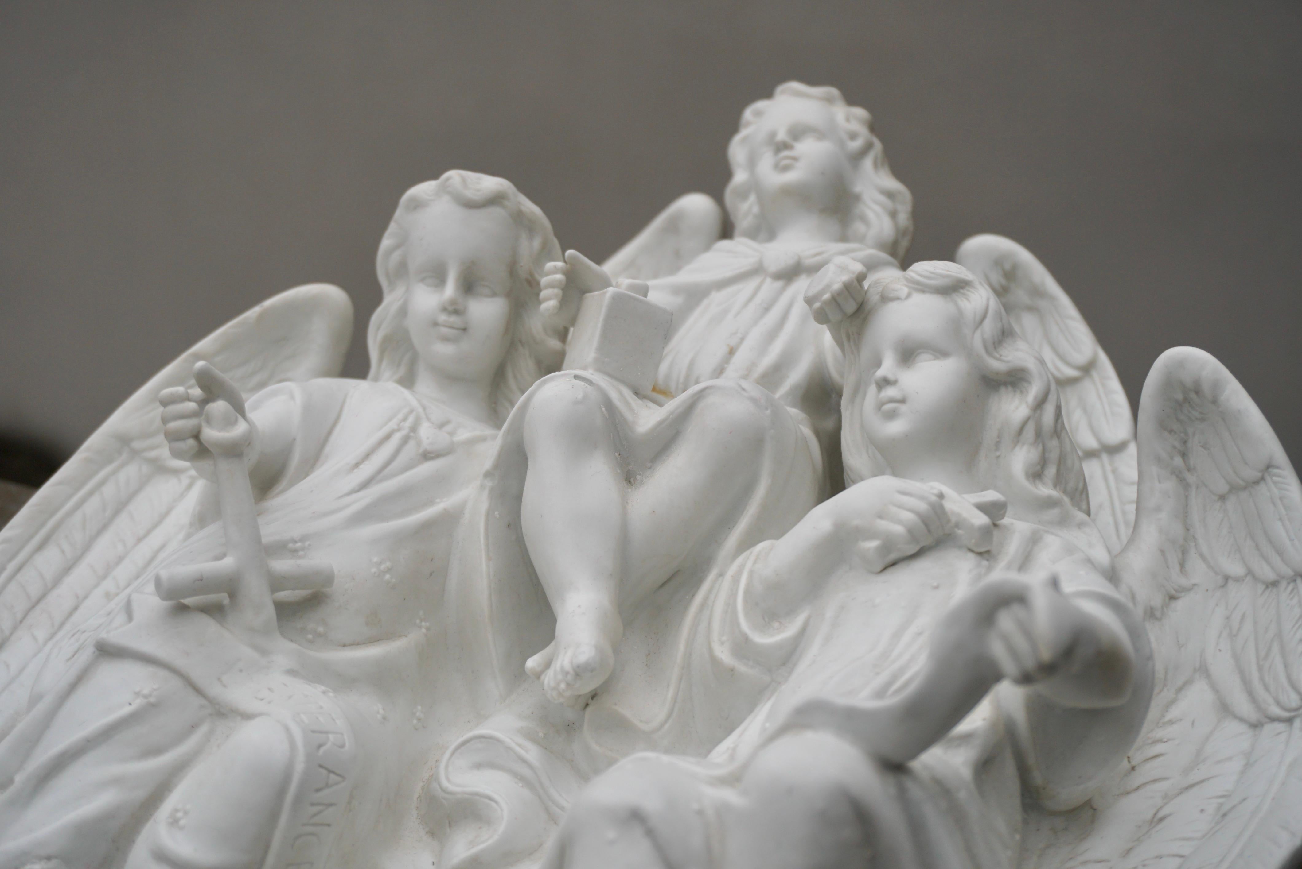 Antike große Heilige Wasserkanne aus Biskuitporzellan mit Engeln aus Biskuit im Angebot 5