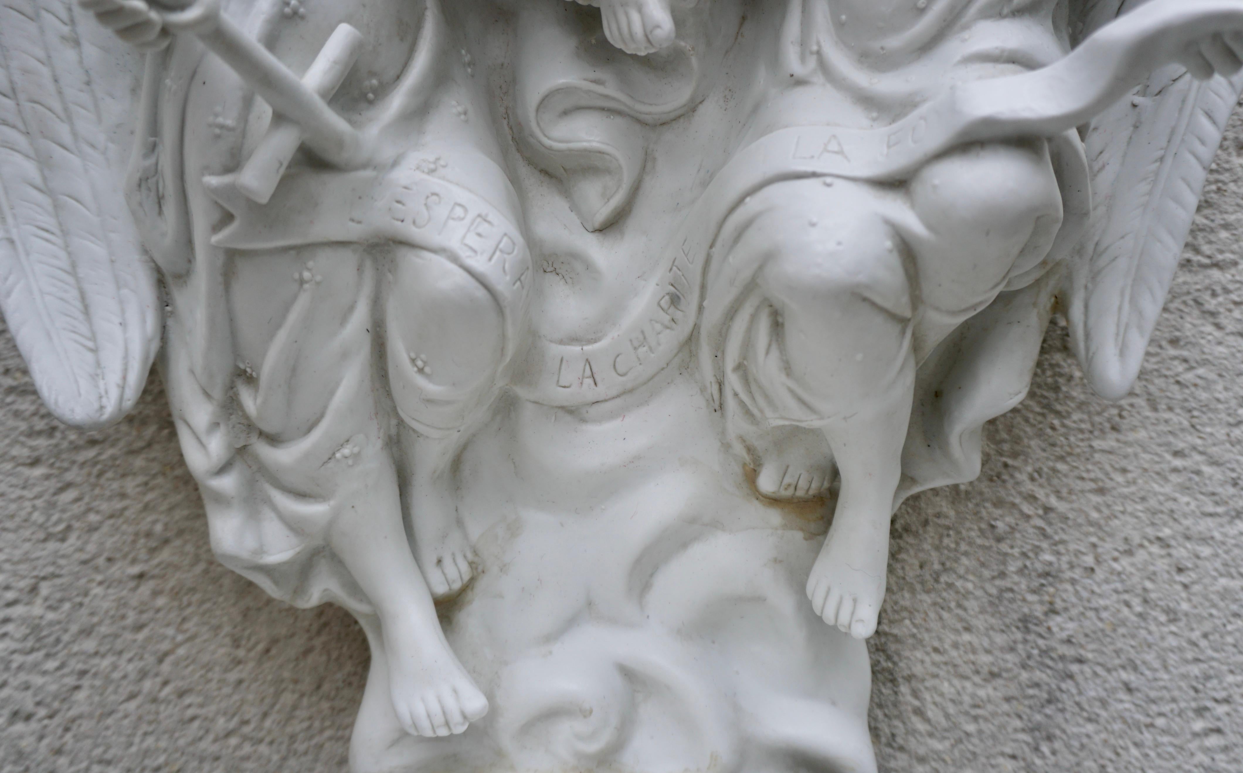 Antike große Heilige Wasserkanne aus Biskuitporzellan mit Engeln aus Biskuit im Angebot 7