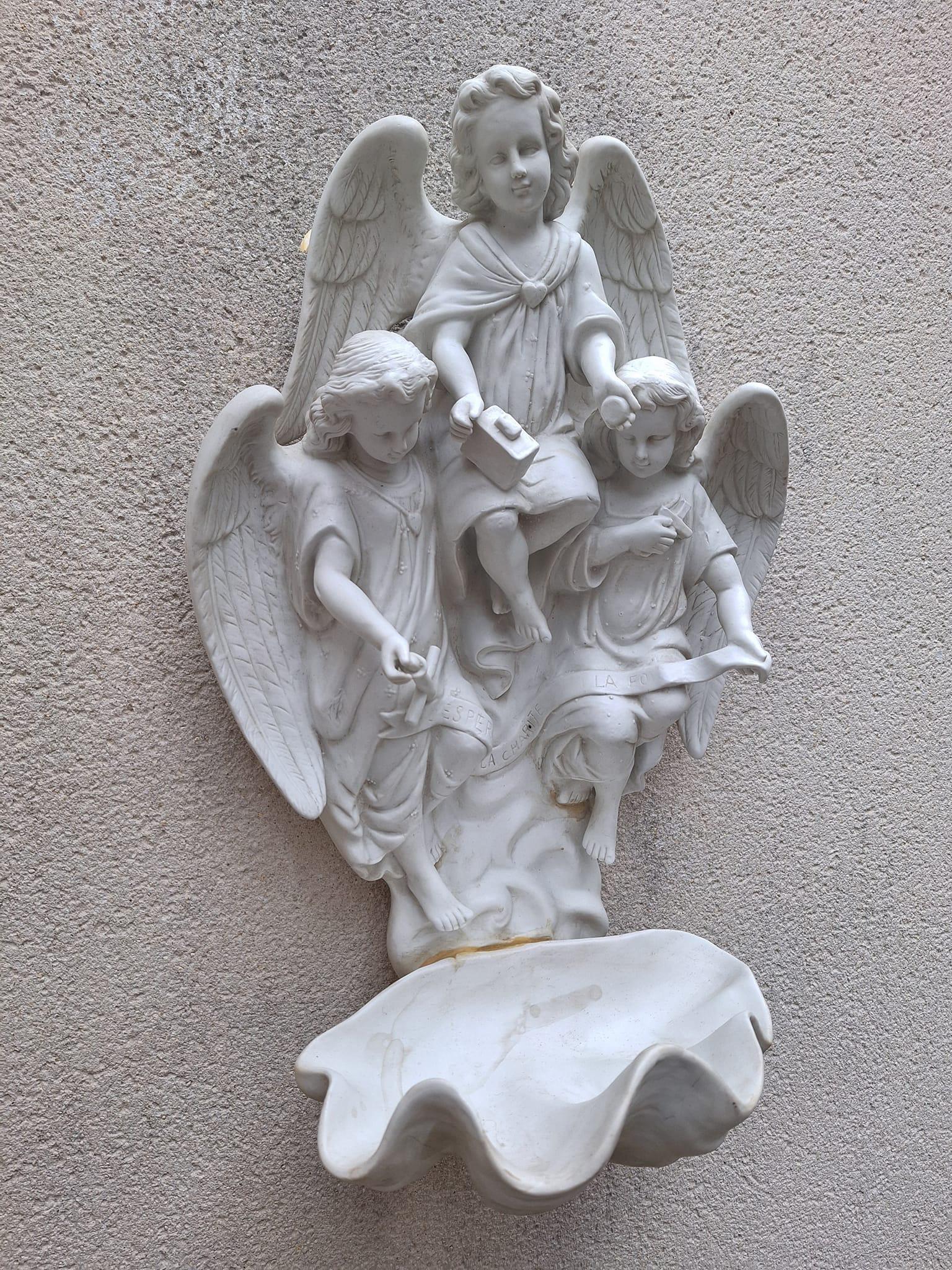 Antike große Heilige Wasserkanne aus Biskuitporzellan mit Engeln aus Biskuit im Zustand „Gut“ im Angebot in Antwerp, BE
