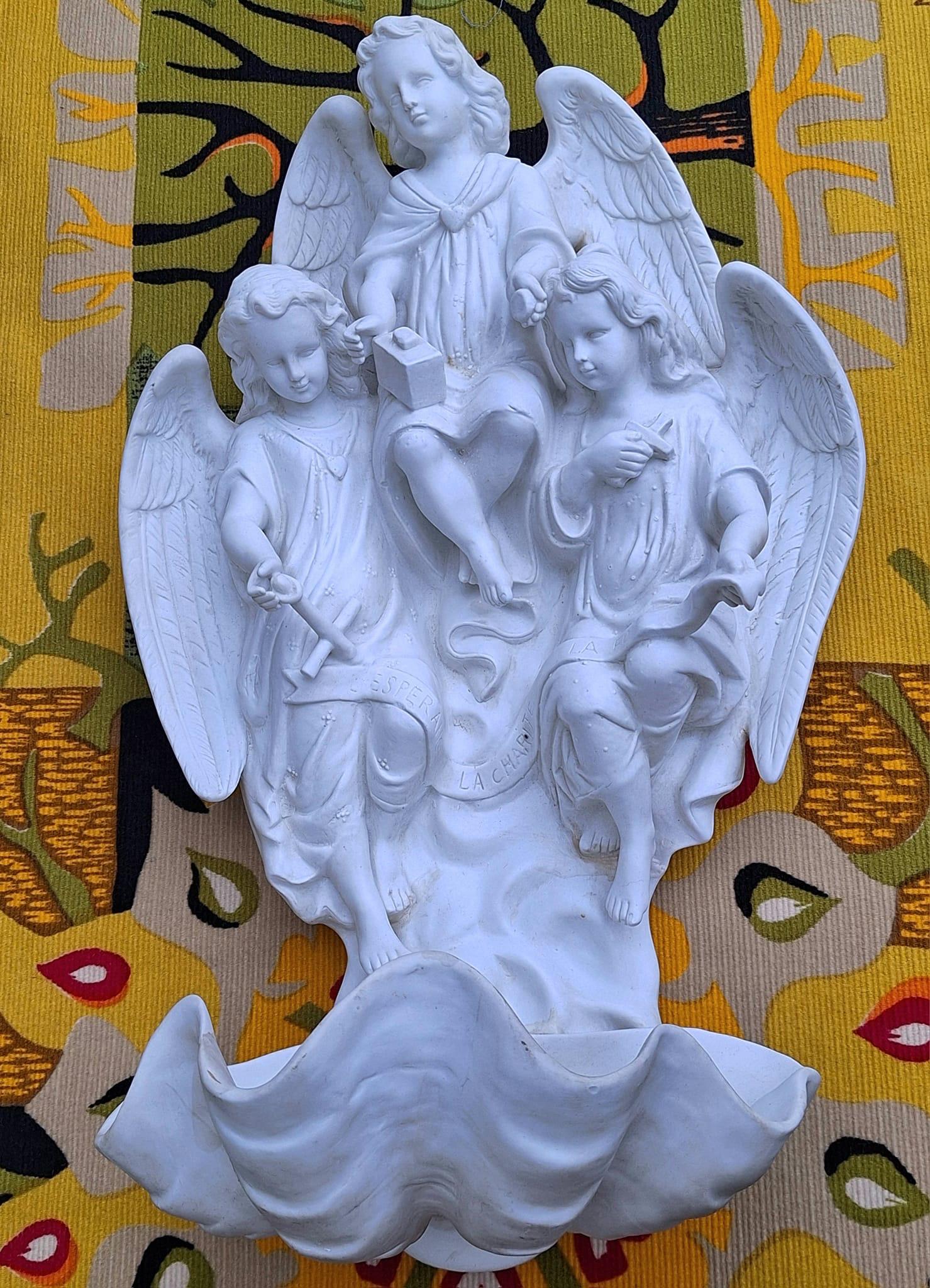 20ième siècle Grand bénitier antique en porcelaine biscuit avec anges en vente
