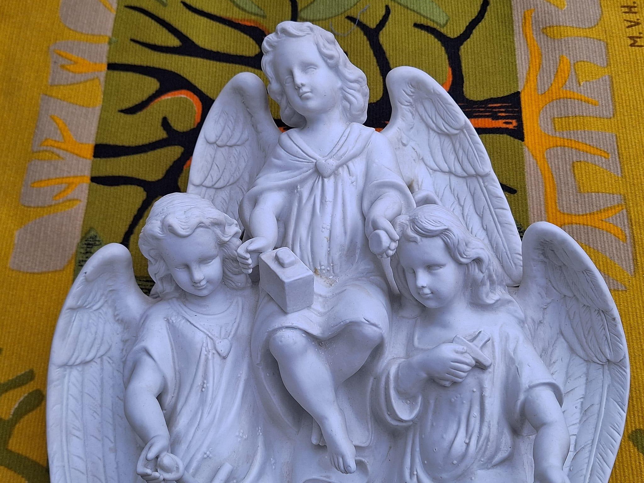 Antike große Heilige Wasserkanne aus Biskuitporzellan mit Engeln aus Biskuit (Porzellan) im Angebot