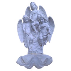 Grand bénitier antique en porcelaine biscuit avec anges