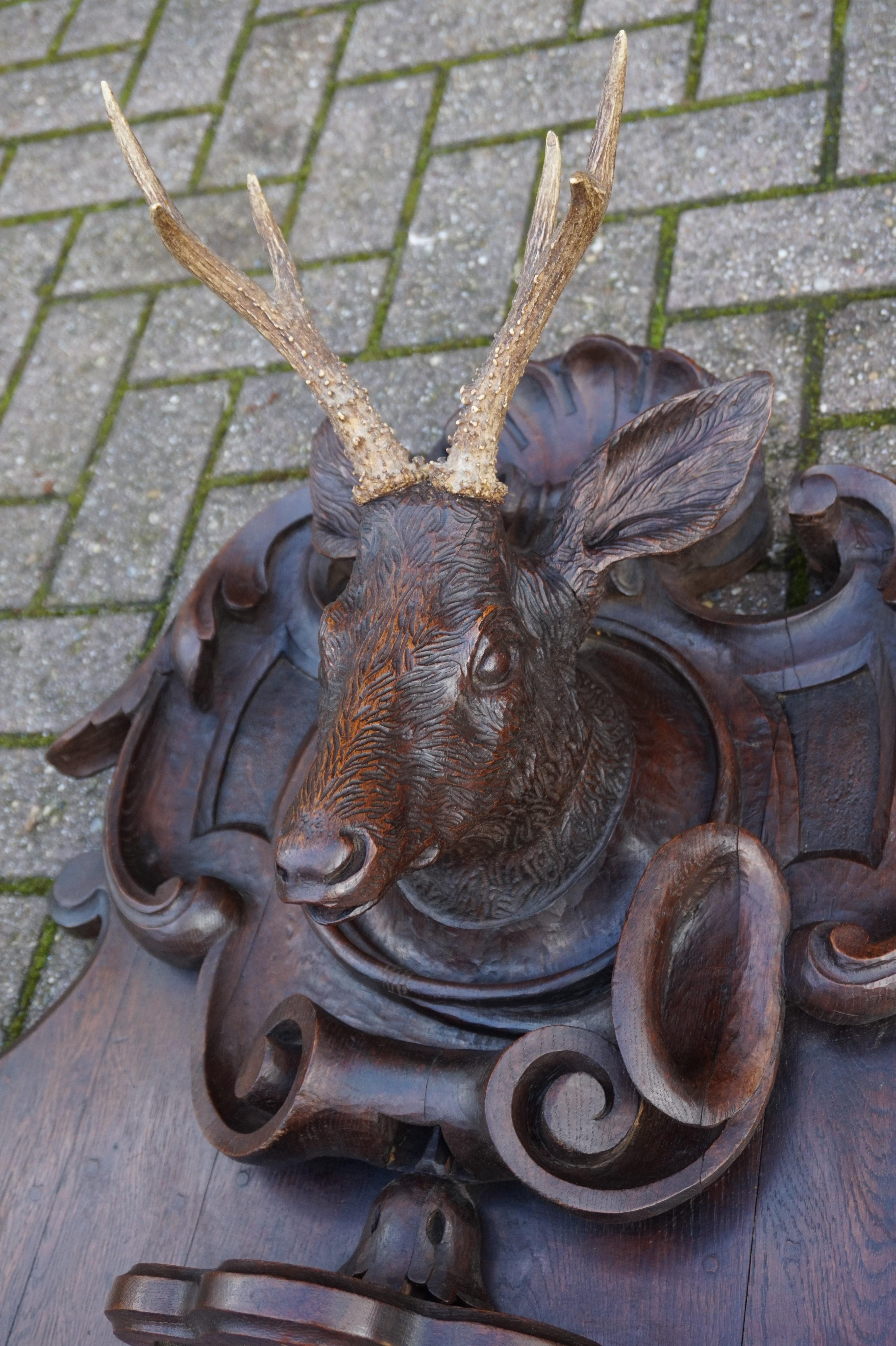 Antiquities & Large Black Forest Gun / Rifle Rack w. Sculpture de tête de cerf sculptée à la main en vente 5