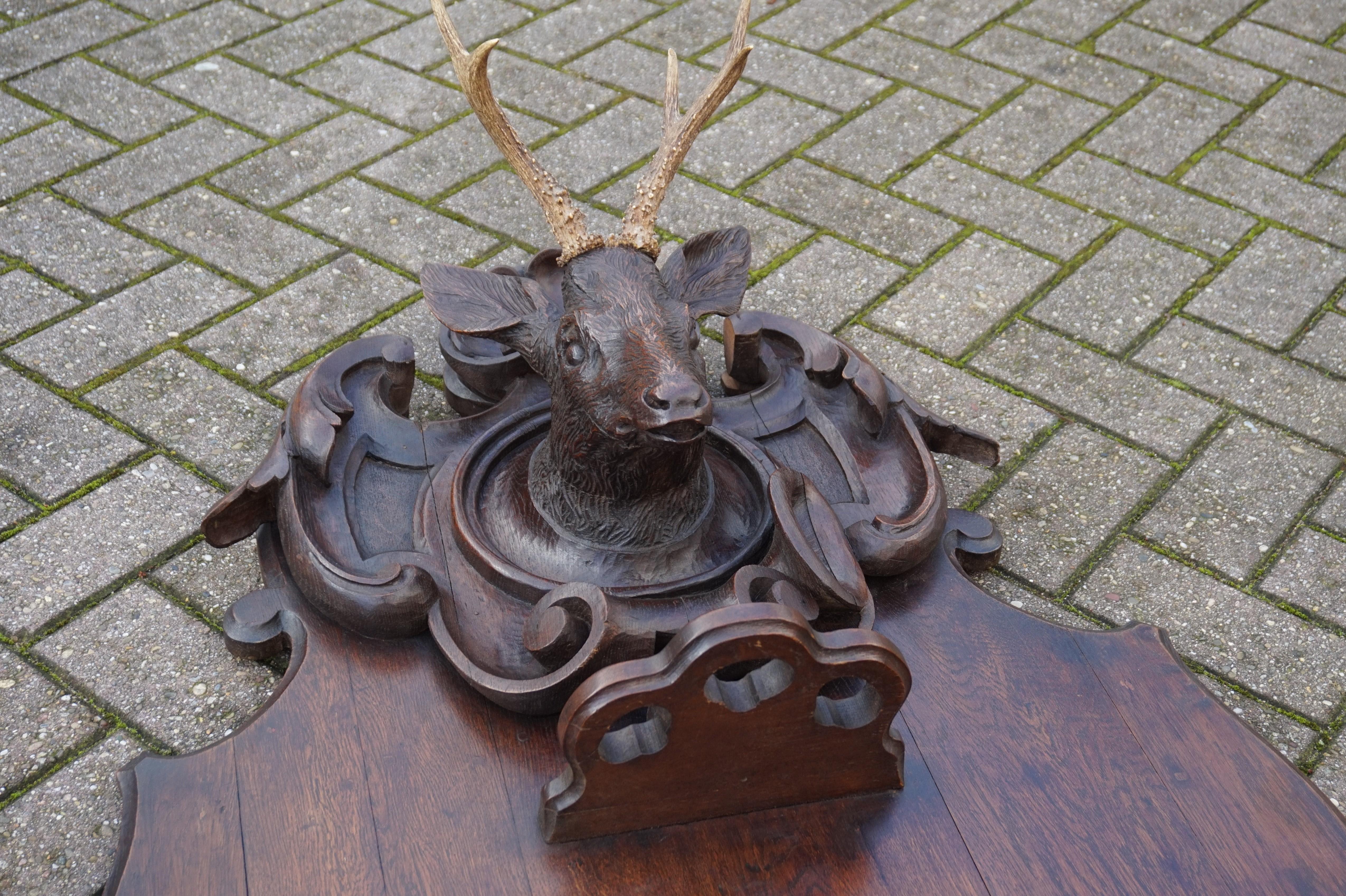 XIXe siècle Antiquities & Large Black Forest Gun / Rifle Rack w. Sculpture de tête de cerf sculptée à la main en vente