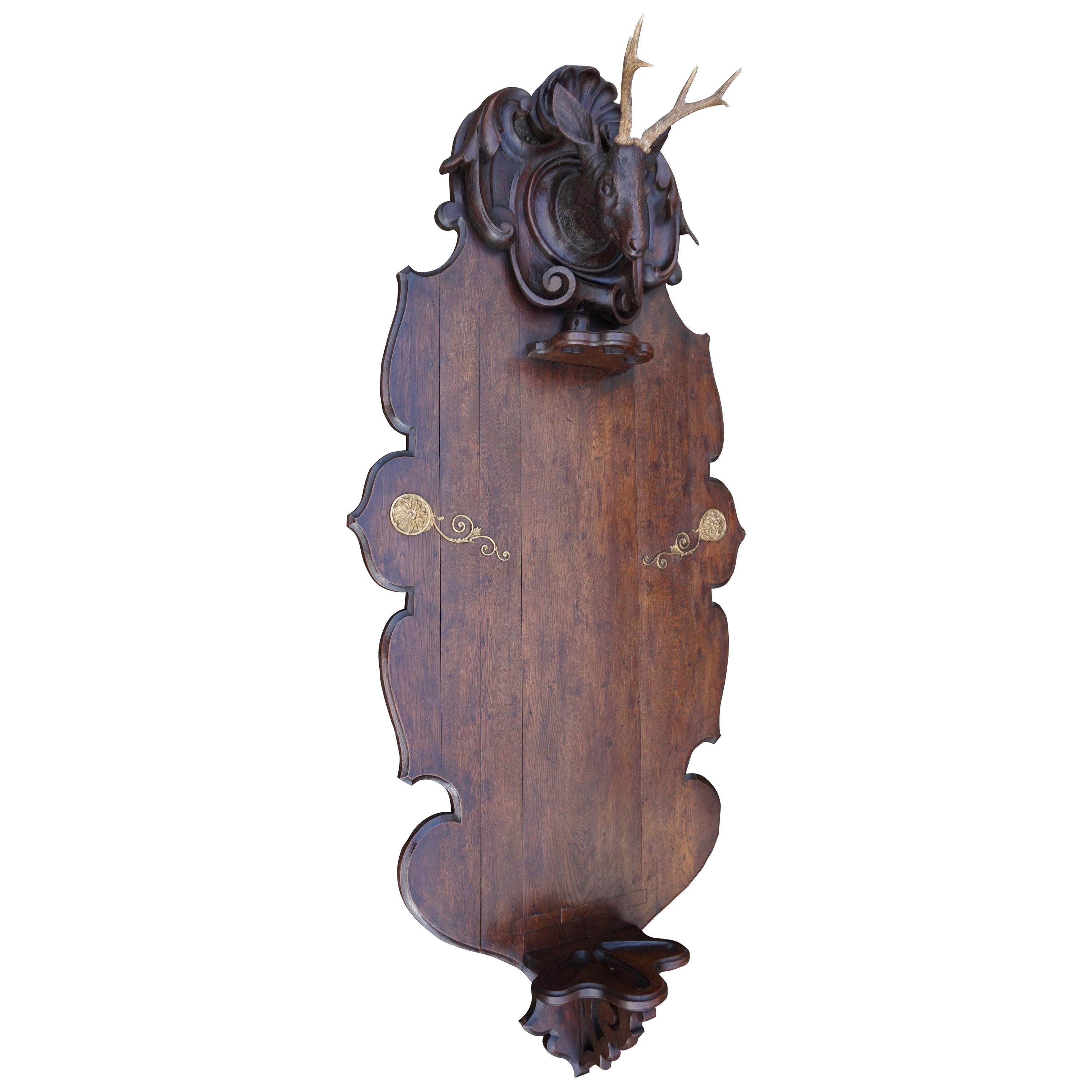 Antiquities & Large Black Forest Gun / Rifle Rack w. Sculpture de tête de cerf sculptée à la main en vente