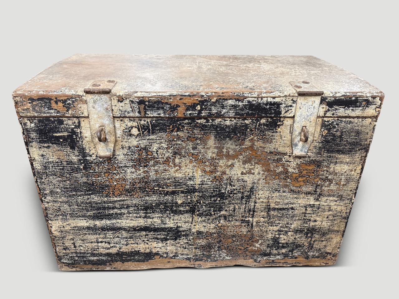 Antica cassapanca per coperte con bellissimi resti del colore originale. L'hardware originale è intatto. Utilizzata per conservare le coperte tessute a mano provenienti da Sumatra. Circa 1950.

Questa cassapanca è stata realizzata a mano nello