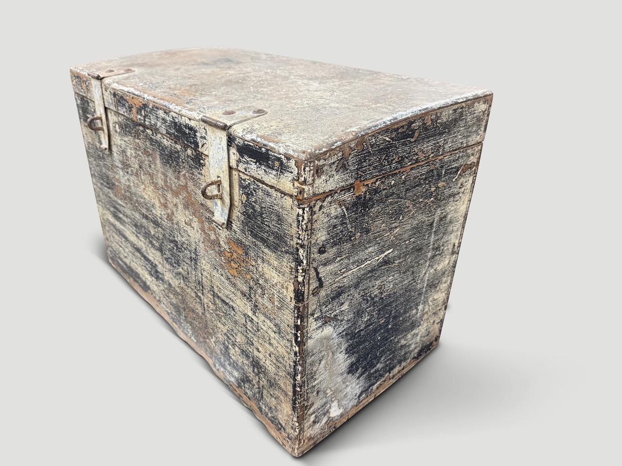 Indonesiano Cassapanca antica per coperte di grandi dimensioni in vendita