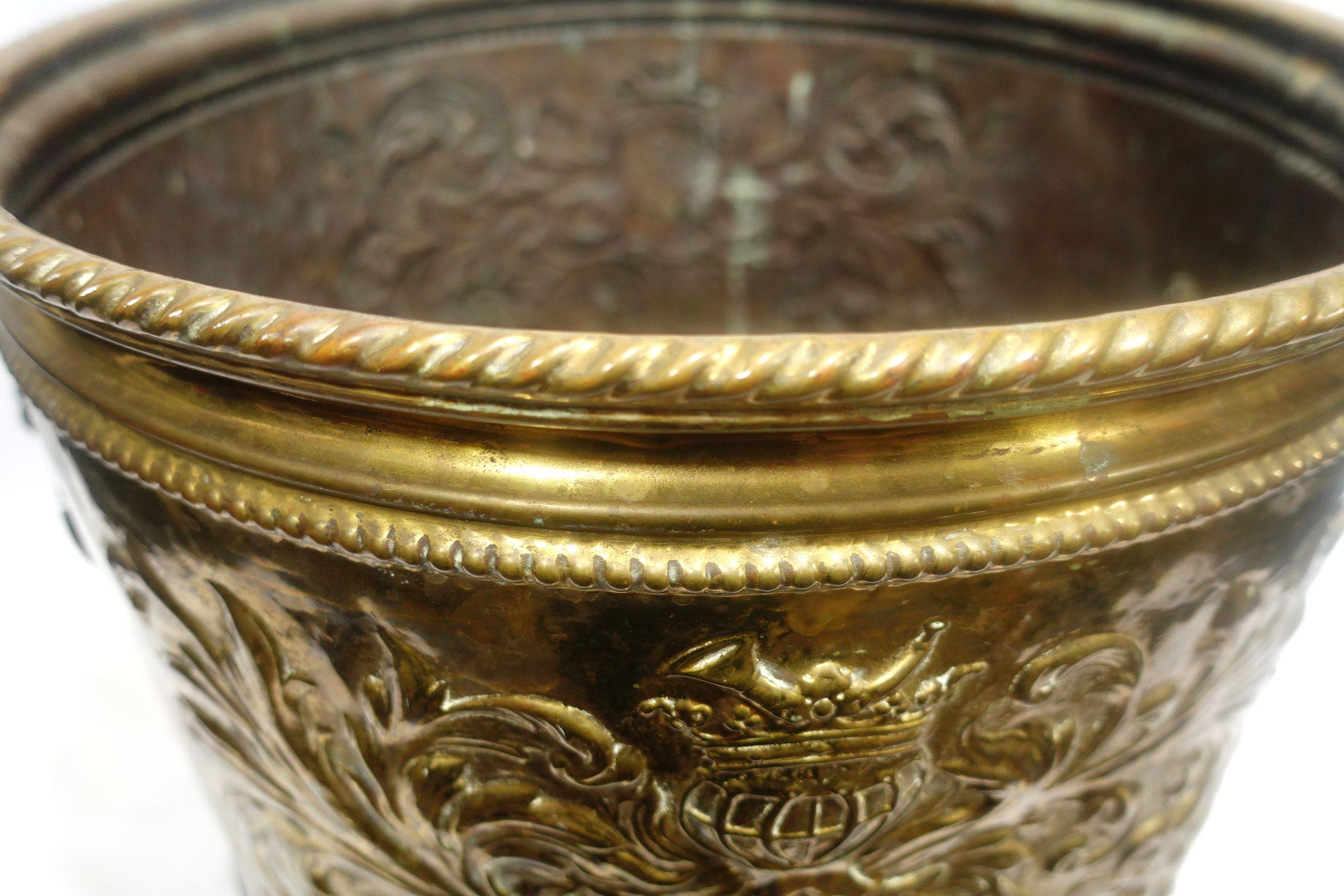 Antique Large Brass Firewood Bucket w/Repousse Armorial Pattern (14-CB4) 19th C. 7