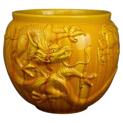 Ancienne et grande jardinière anglaise Bretby en poterie embossée en forme de dragon asiatique, vers 1900