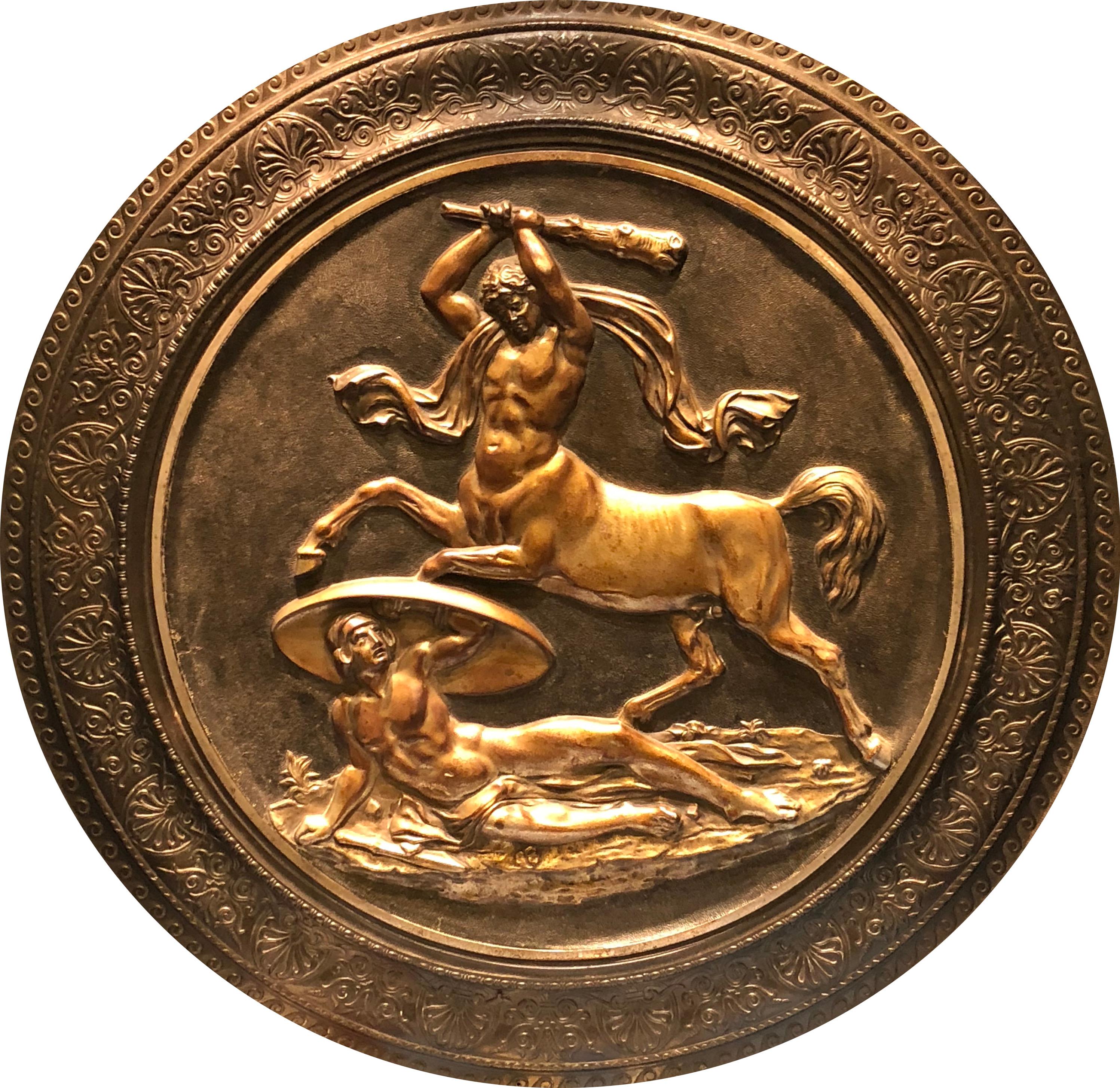Grand rondeau en bronze avec une scène mythologique représentant Hercule combattant un centaure.  France, vers le XIXe siècle.