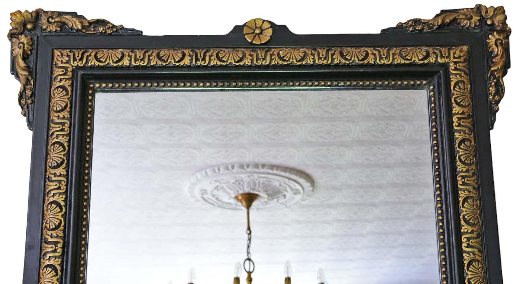 Grand miroir mural ancien de 1900, doré et ébonisé - Design ornemental de haute qualité

Ce miroir présente un design saisissant, ce qui en fait un ajout captivant à tout espace approprié. Le cadre est solide et ne présente pas de joints lâches, ce