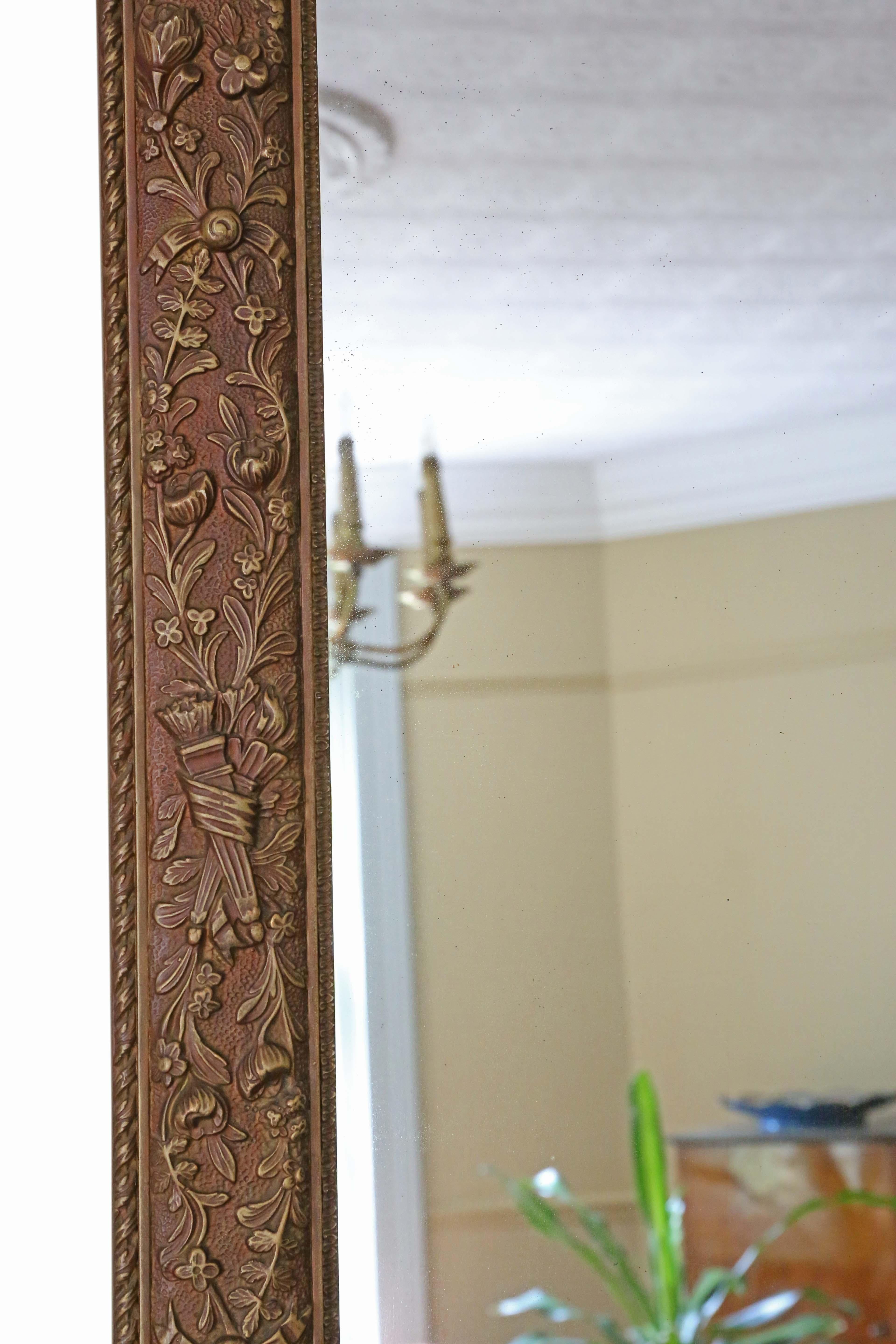 Vetro Antique Mirror grande del C1900 dorato e di qualità con design ornato in vendita