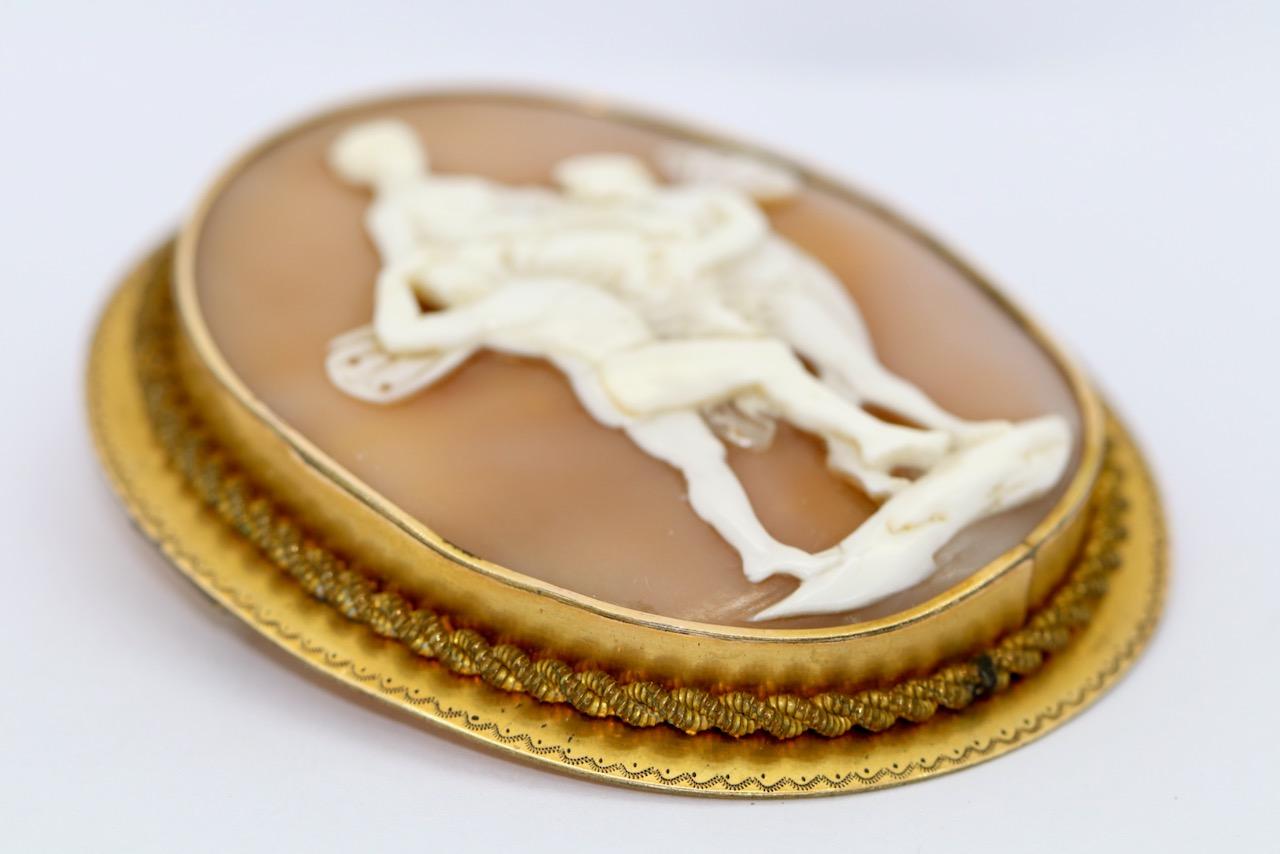 Antique, Large Cameo Brooch In Fair Condition For Sale In Berlin, DE