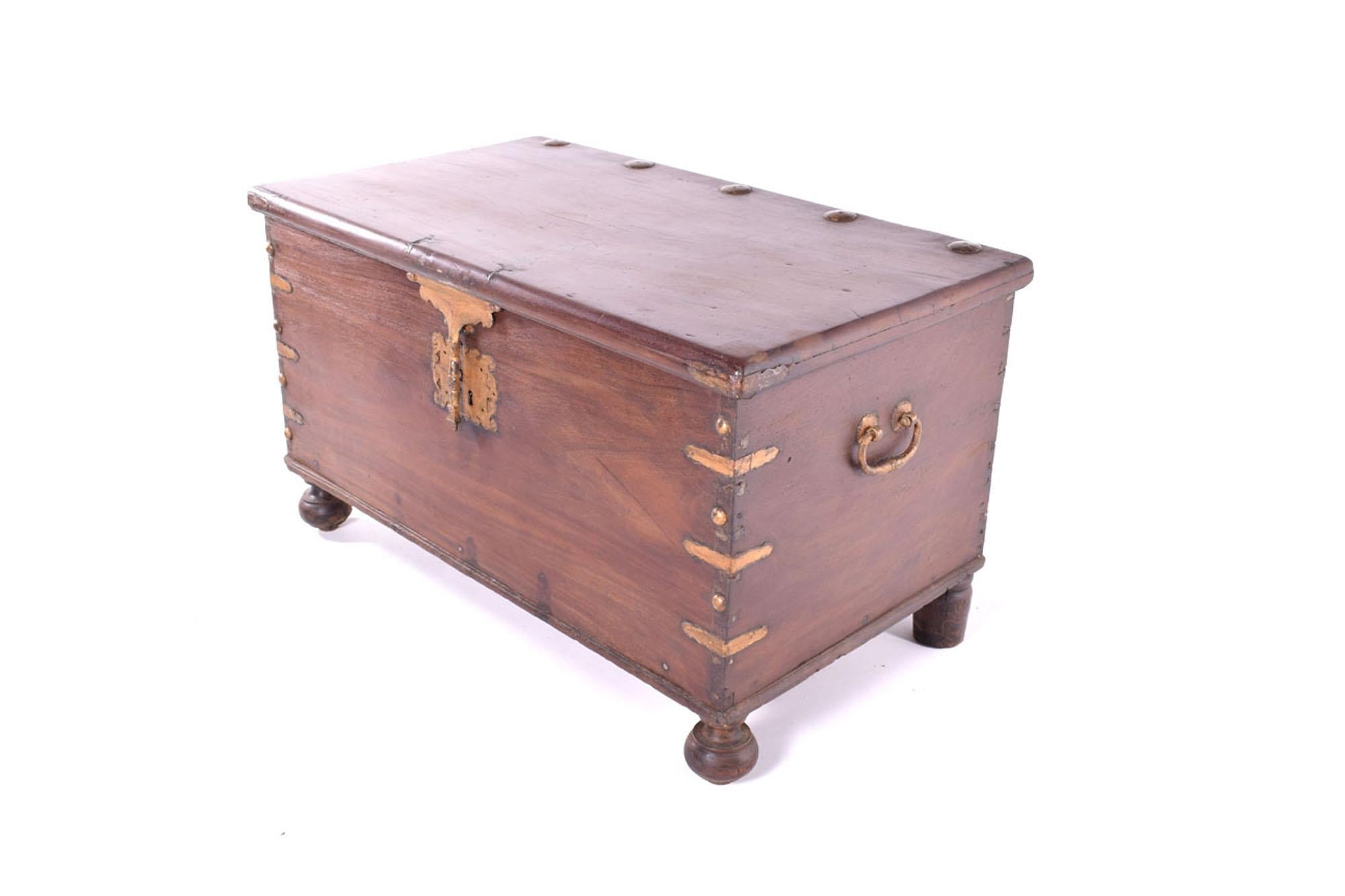 Antique Large Chest in Sucupira Wood In Good Condition For Sale In Lisboa, Lisboa