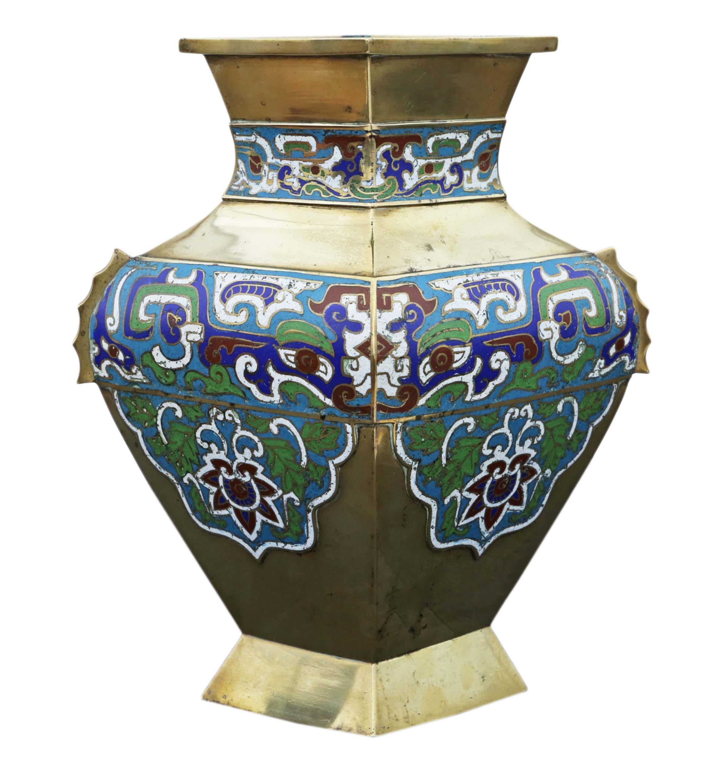 Antique large quality Chinese brass bronze Champleve enamel vase C1920. Four sided rhomboidal form.

Would look amazing in the right location. Rare large size and design.

Overall maximum dimensions: 31cmH x 26cm x 20cm. Weighs 2.6Kg.

In good