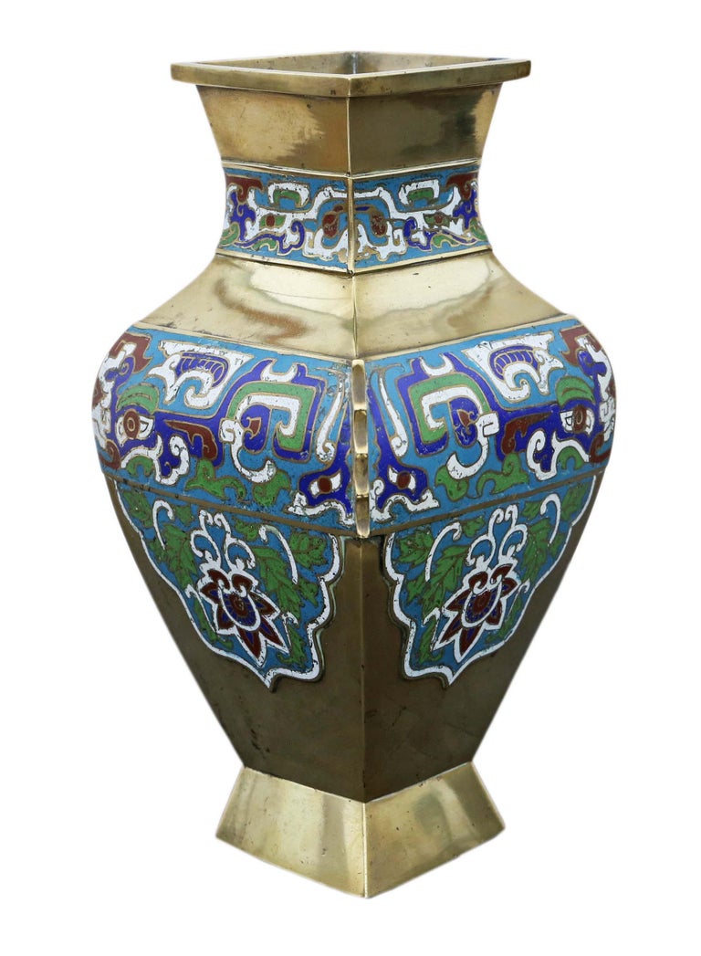 Grand vase chinois ancien en laiton et bronze émaillé champlevé En vente  sur 1stDibs