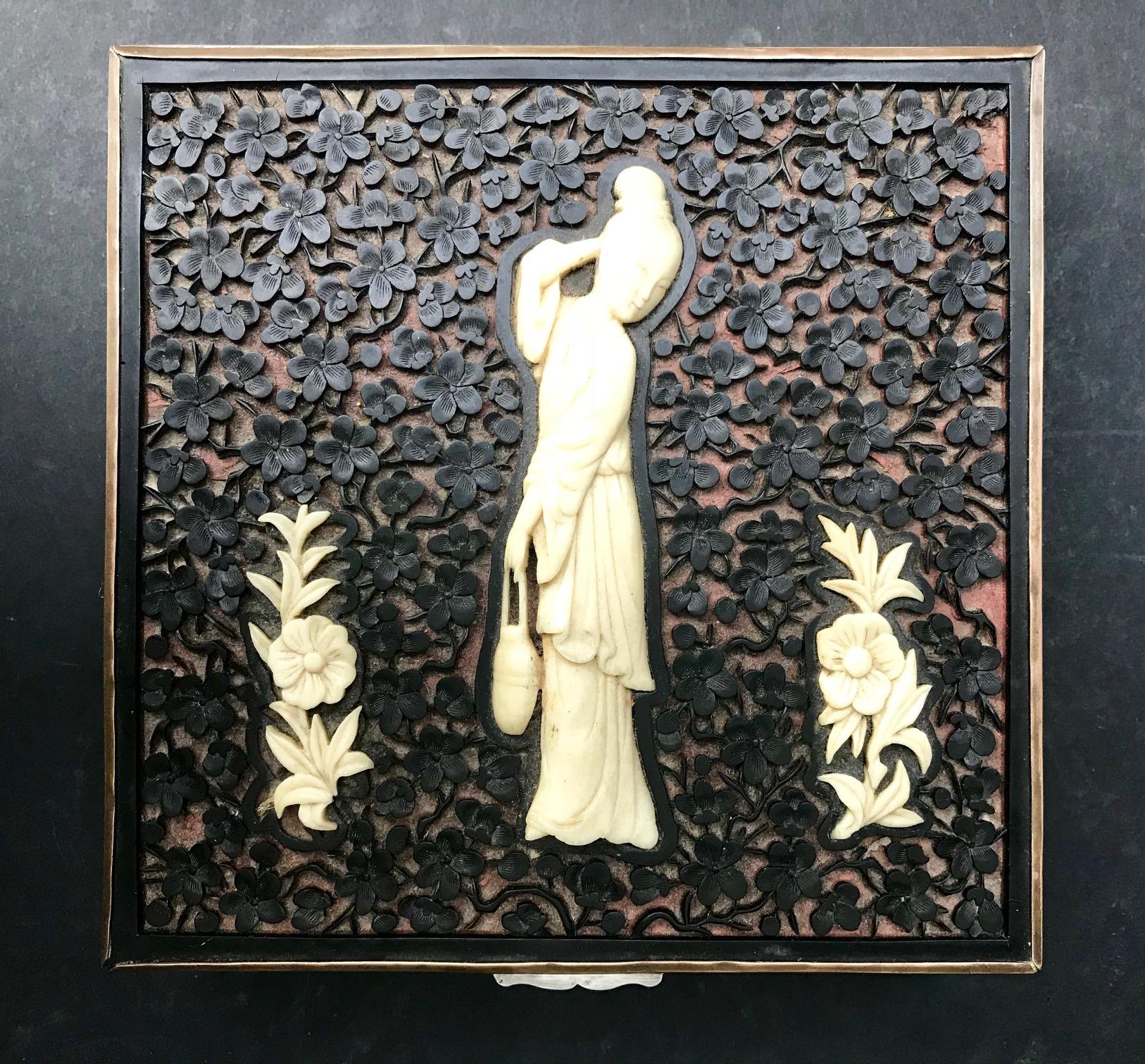 Diese seltene chinesische Art-Déco-Dose ist aus einer Kupferlegierung gefertigt. Der Deckel ist mit handgeschnitztem schwarzem Zinnober verziert und mit einer fein geschnitzten Knochenfigur und Blumen verziert. Alle vier Seiten sind mühsam mit