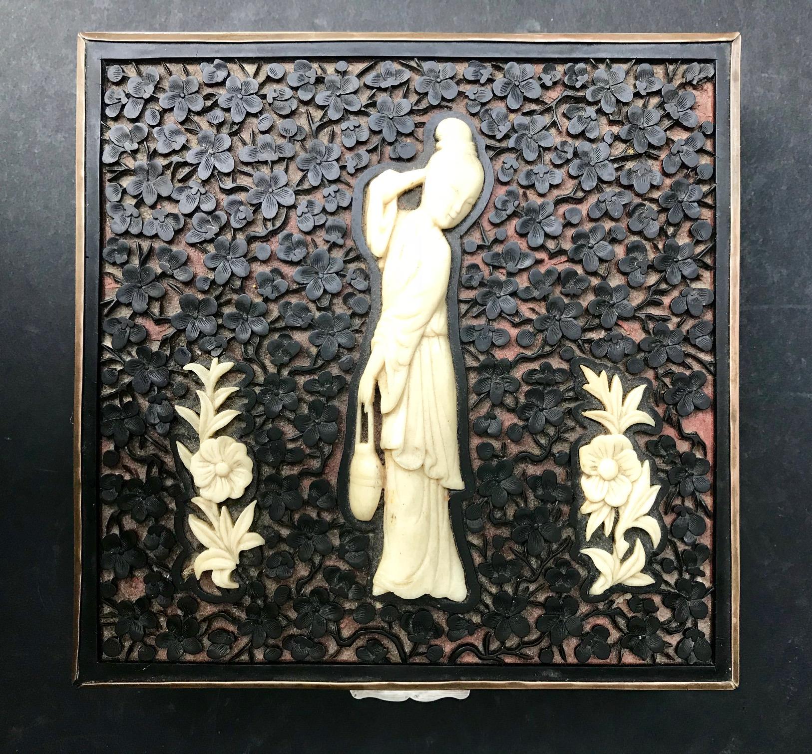 Esta rara caja china Art Déco está hecha de aleación de cobre. La parte superior está decorada con cinabrio negro tallado a mano y realzada con una figura de hueso finamente tallada y flores. Los cuatro lados están tediosamente perforados con