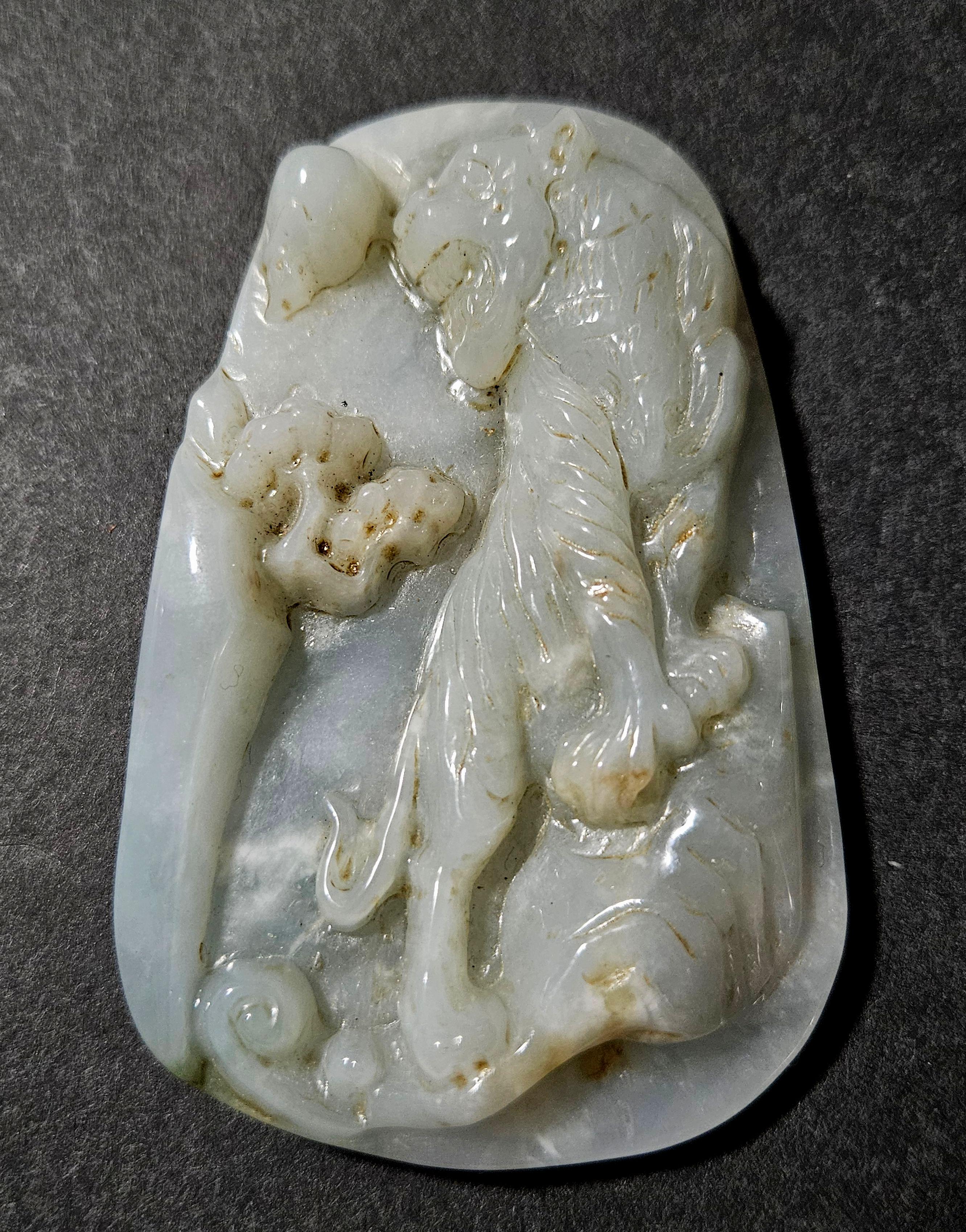 Antiker großer und schwerer chinesischer geschnitzter natürlicher Jadeit-Anhänger 