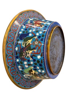 Grande cuvette chinoise ancienne en cloisonné, motif représentant des lions jouant au ballon, bordure dorée