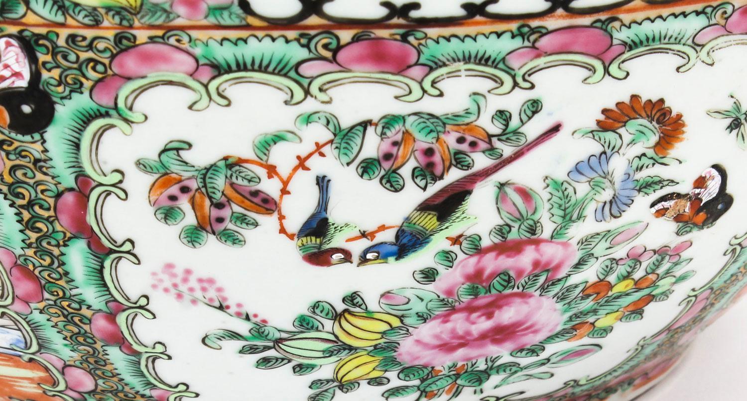 Antike große chinesische Export Canton-Famille Rose Schale:: 19 (Mittleres 19. Jahrhundert)