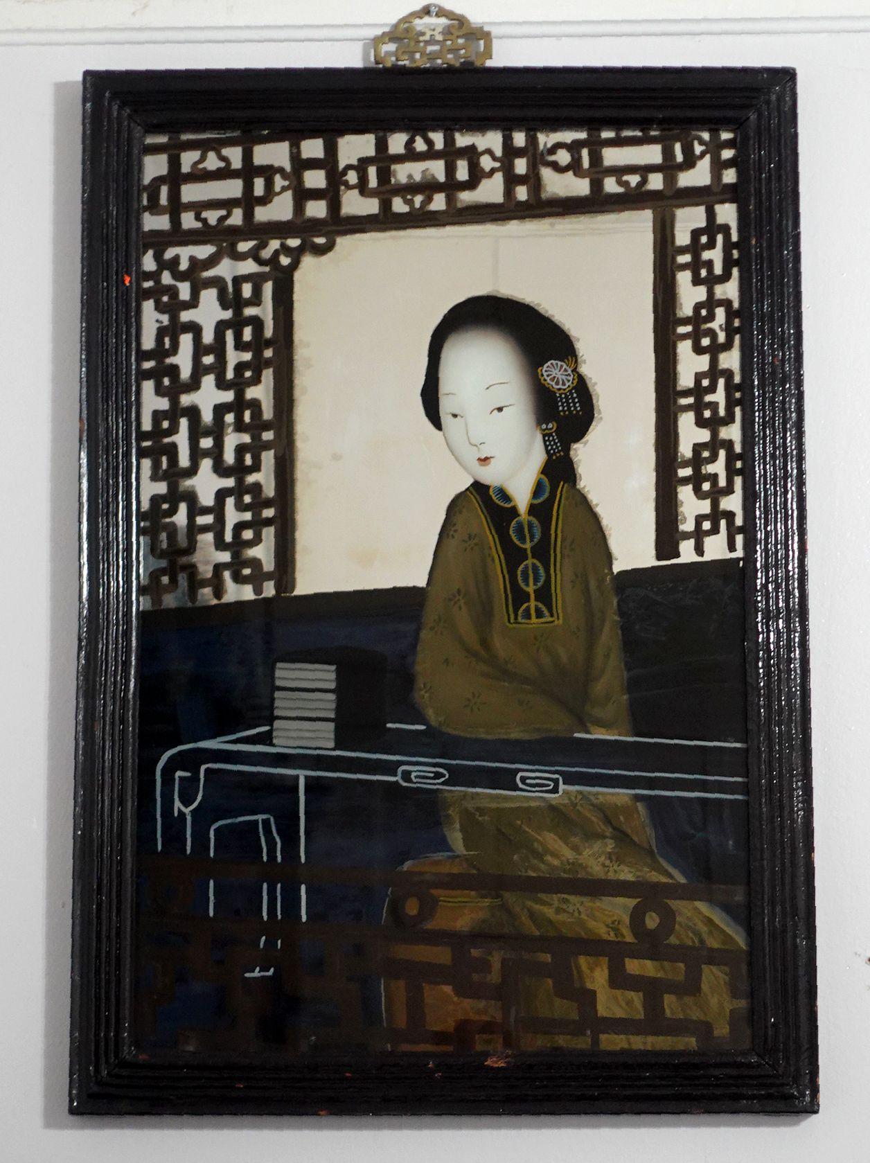 Eine große charmante spiegelverkehrte chinesische Exportmalerei aus dem späten 19. bis frühen 20. Jahrhundert, die eine Dame in ihrer Bibliothek zeigt. Das Gemälde wird mit dem originalen Hartholzrahmen und den alten Stiften auf der Rückseite der