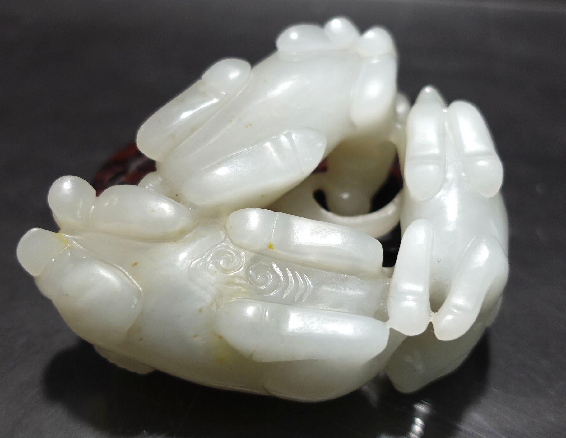 Grand groupe chinois sculpté en jade blanc/gris  « 3 Rams » Début du 20e siècle en vente 2