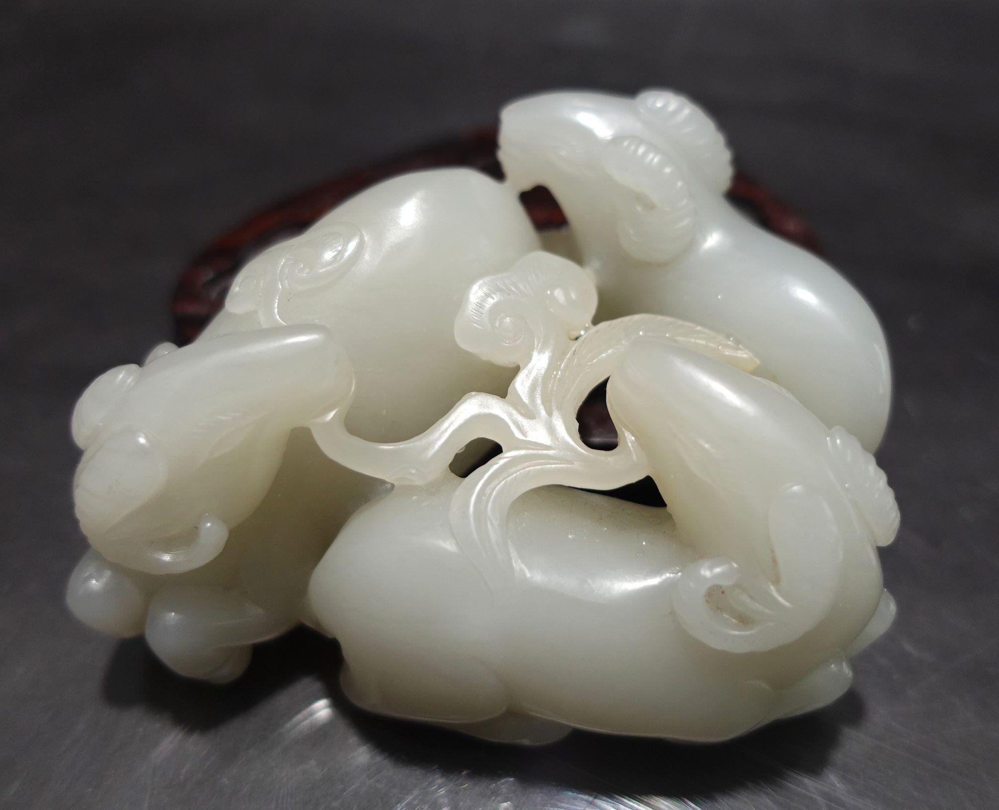 Grand groupe chinois sculpté en jade blanc/gris  « 3 Rams » Début du 20e siècle en vente 3